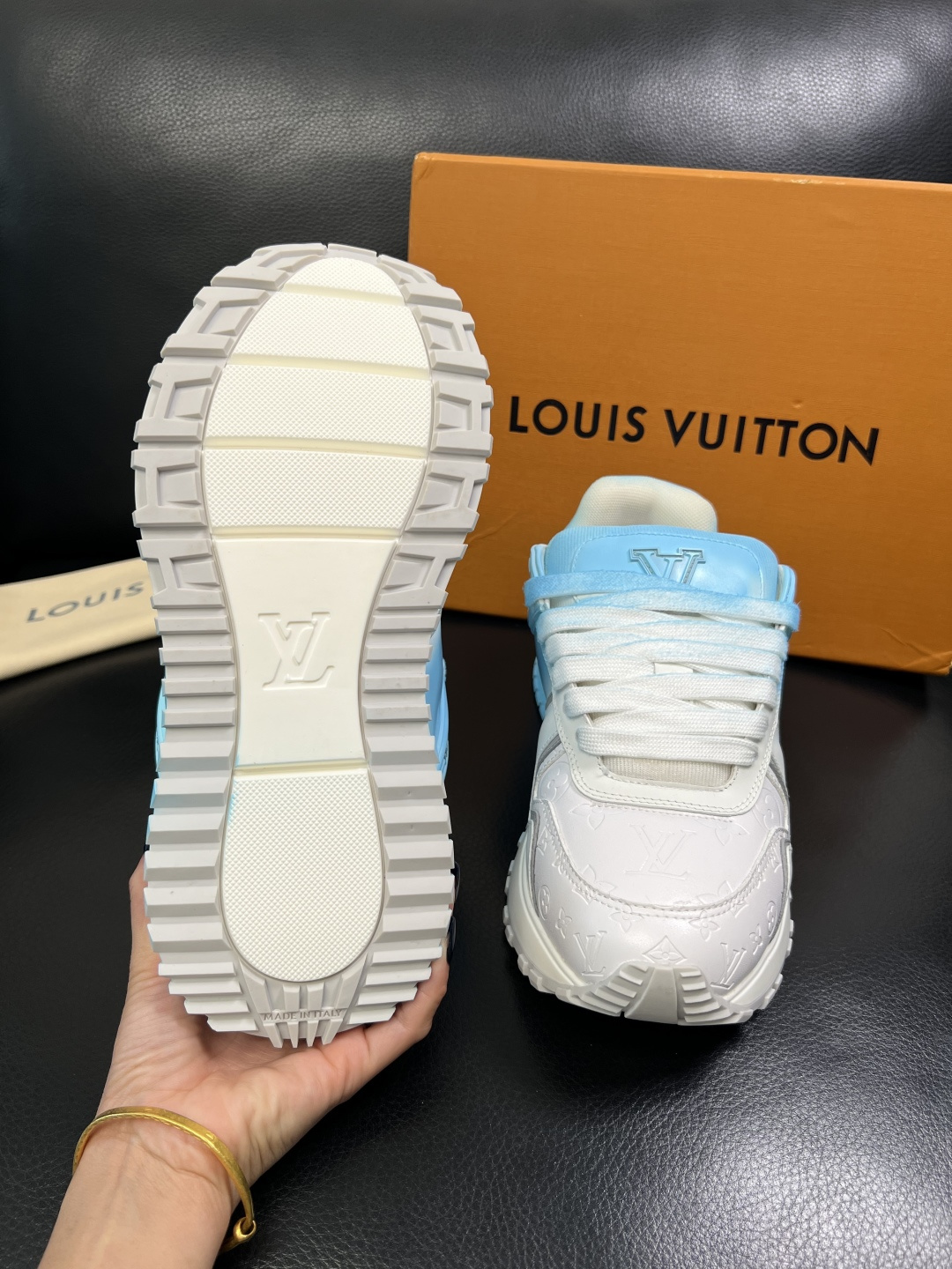 Lv 高品质 顶级工艺品 路易威登，运动板鞋专柜同步原厂配置，鞋面意大利进口牛皮改色面料，进口网布里垫柔