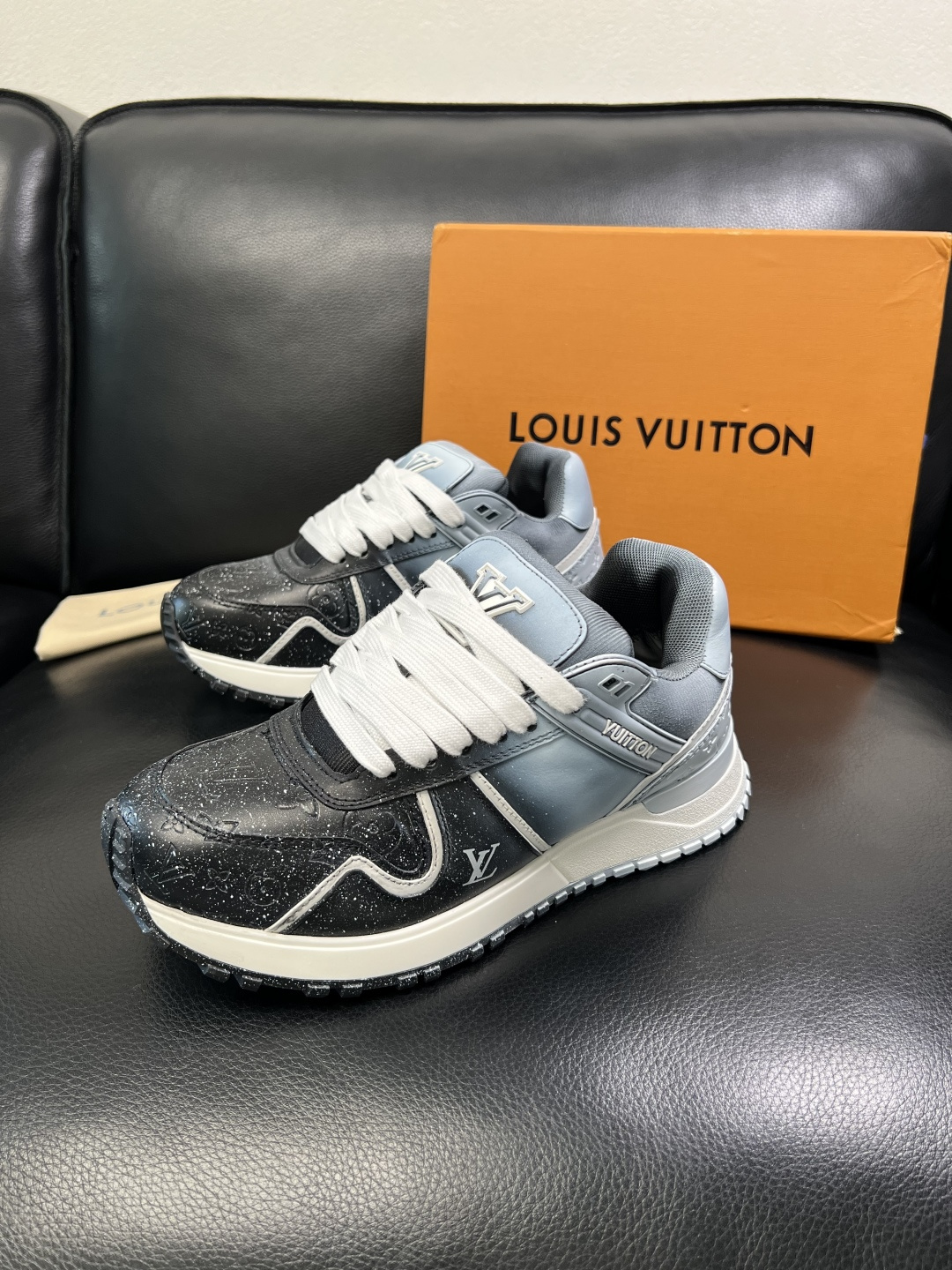 Lv 高品质 顶级工艺品 路易威登，运动板鞋专柜同步原厂配置，鞋面意大利进口牛皮改色面料，进口网布里垫柔