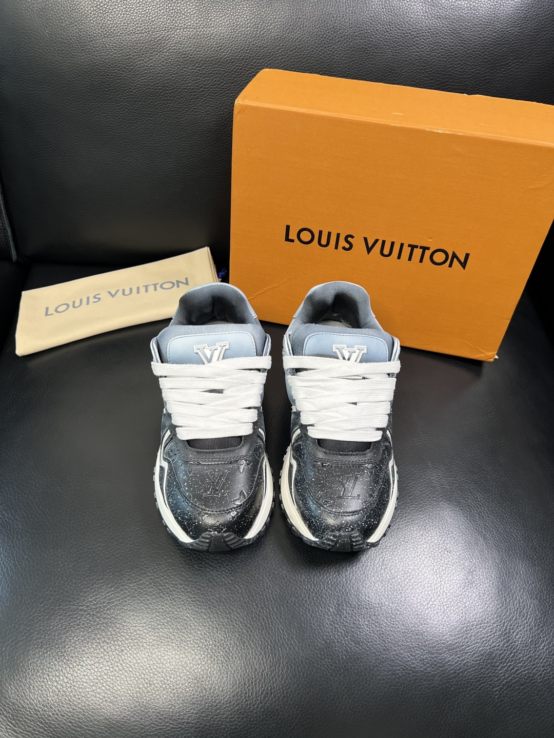 Lv 高品质 顶级工艺品 路易威登，运动板鞋专柜同步原厂配置，鞋面意大利进口牛皮改色面料，进口网布里垫柔