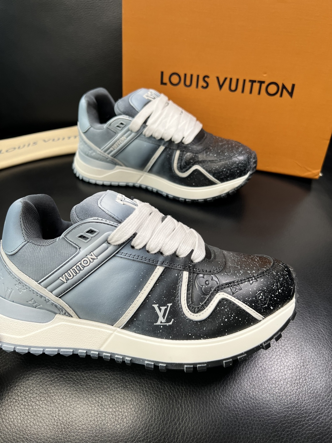 Lv 高品质 顶级工艺品 路易威登，运动板鞋专柜同步原厂配置，鞋面意大利进口牛皮改色面料，进口网布里垫柔