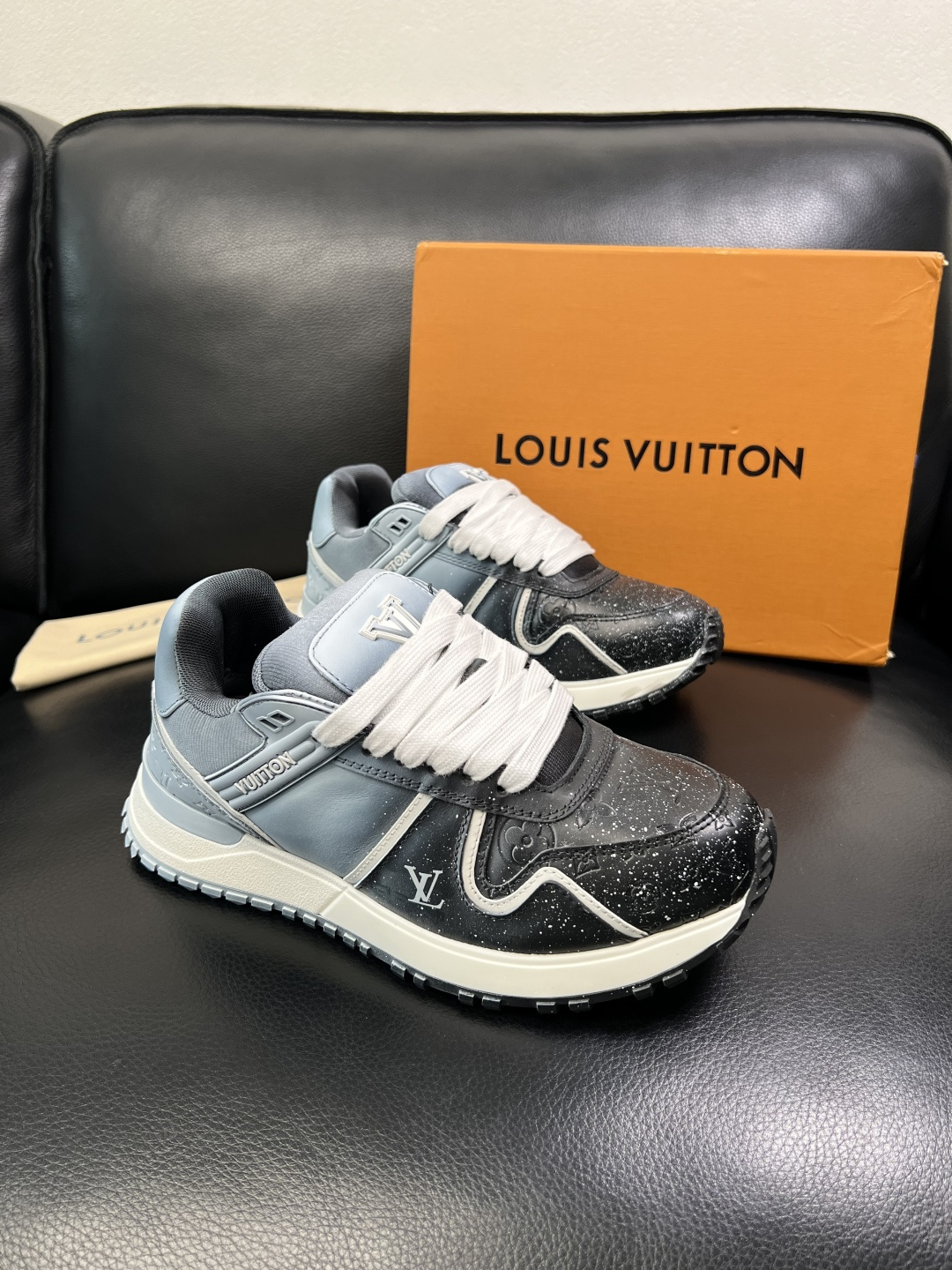 Lv 高品质 顶级工艺品 路易威登，运动板鞋专柜同步原厂配置，鞋面意大利进口牛皮改色面料，进口网布里垫柔