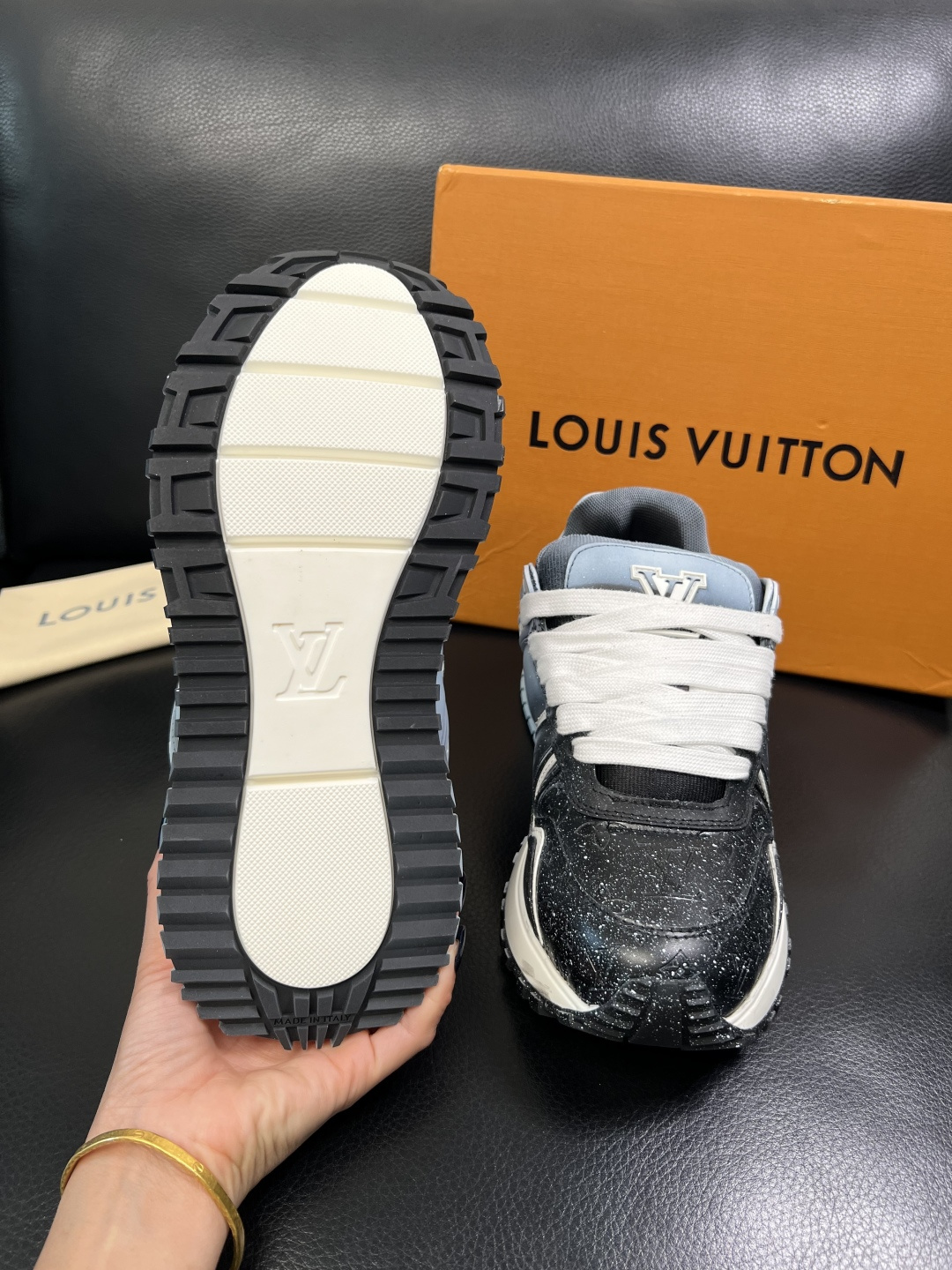 Lv 高品质 顶级工艺品 路易威登，运动板鞋专柜同步原厂配置，鞋面意大利进口牛皮改色面料，进口网布里垫柔