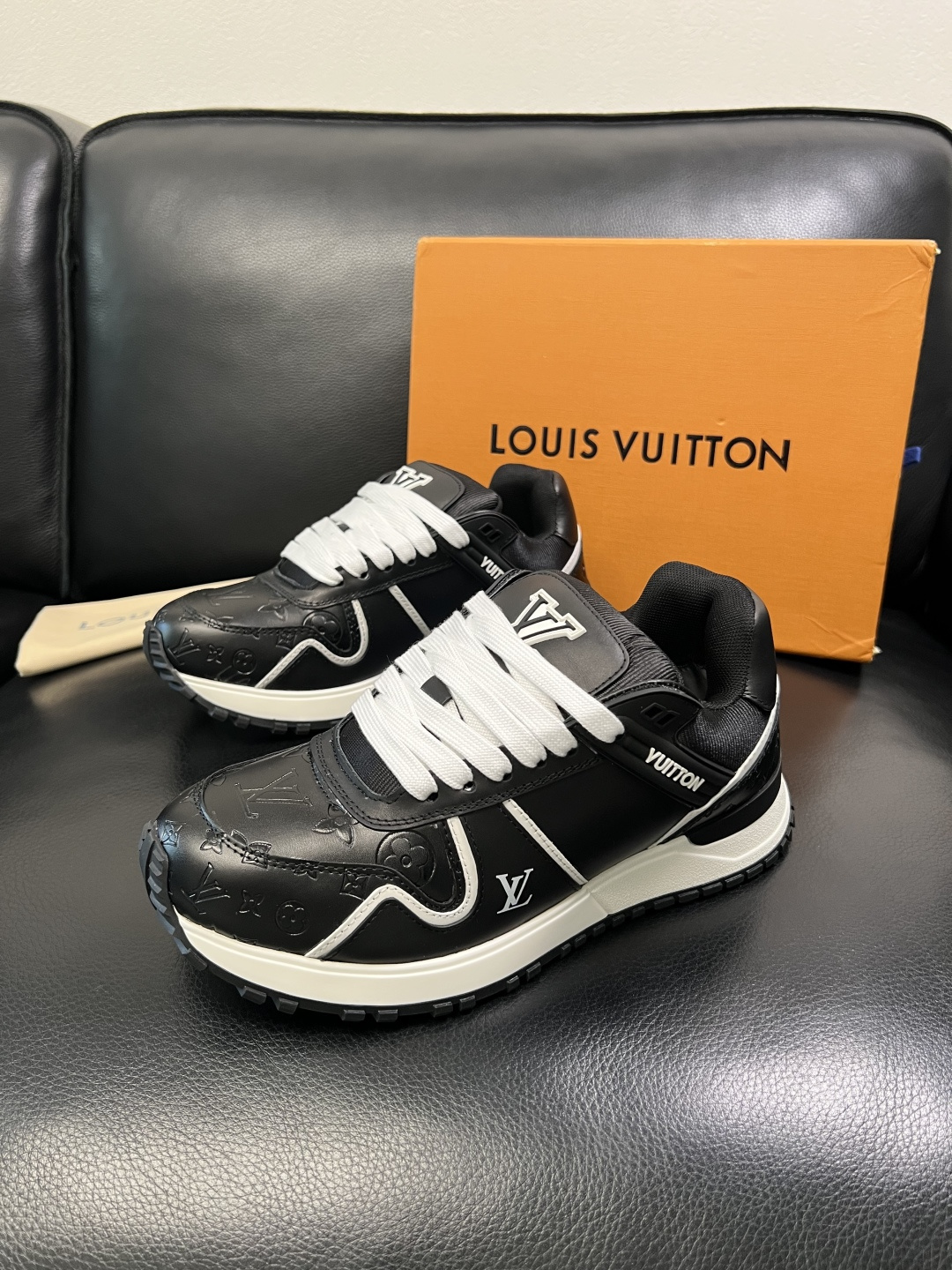 Lv 高品质 顶级工艺品 路易威登，运动板鞋专柜同步原厂配置，鞋面意大利进口牛皮面料，进口网布里垫柔软舒