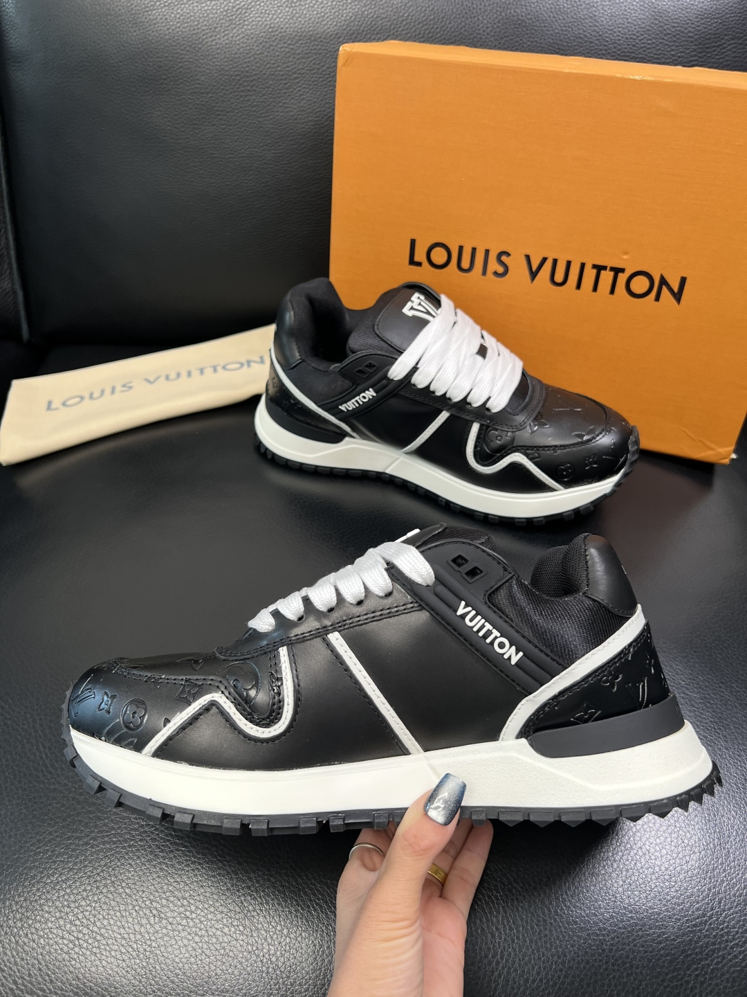 Lv 高品质 顶级工艺品 路易威登，运动板鞋专柜同步原厂配置，鞋面意大利进口牛皮面料，进口网布里垫柔软舒