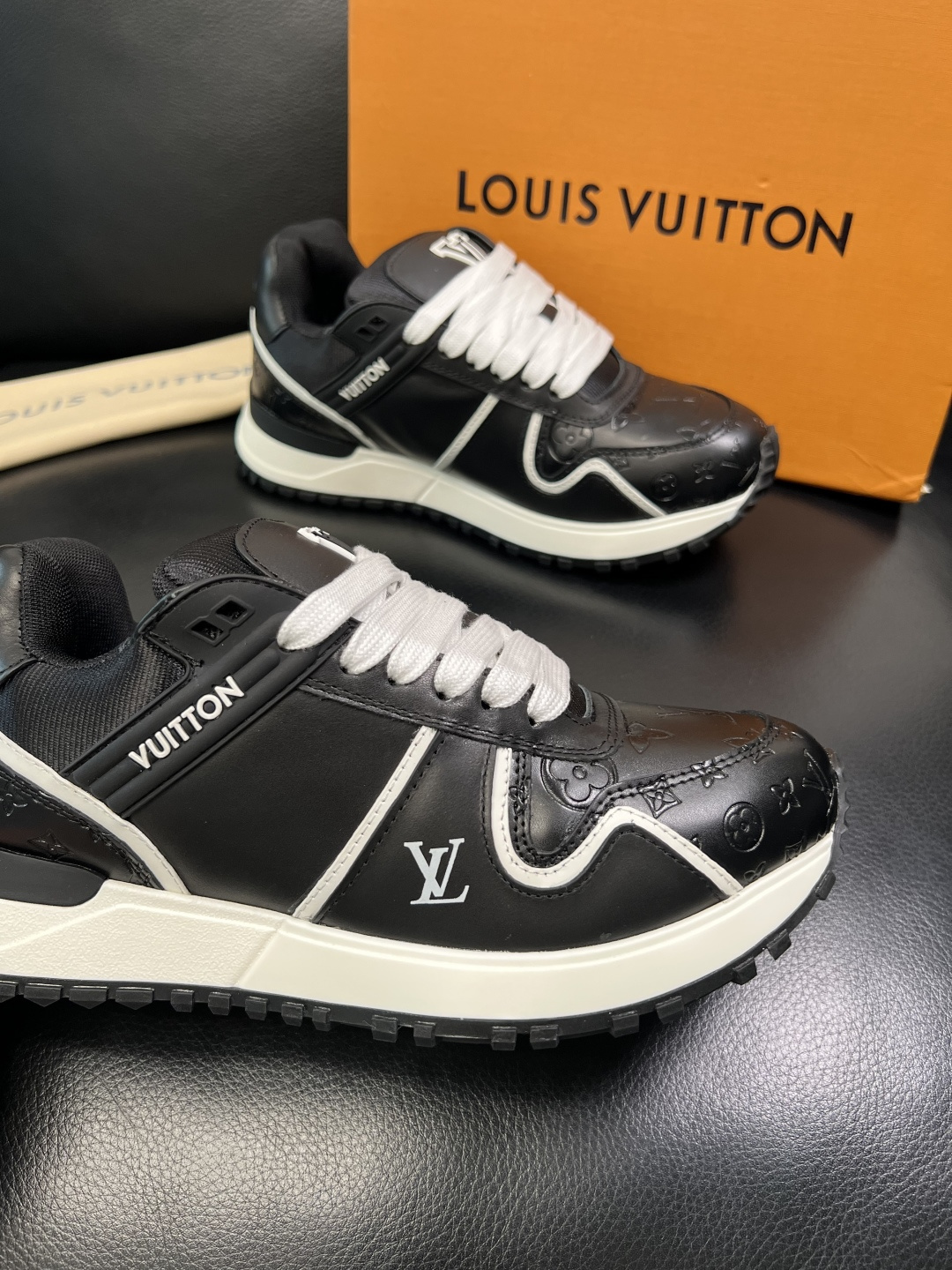 Lv 高品质 顶级工艺品 路易威登，运动板鞋专柜同步原厂配置，鞋面意大利进口牛皮面料，进口网布里垫柔软舒