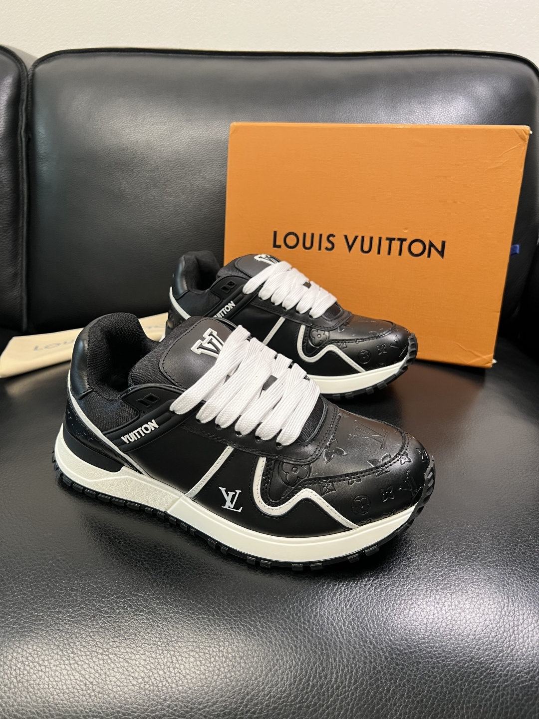 Lv 高品质 顶级工艺品 路易威登，运动板鞋专柜同步原厂配置，鞋面意大利进口牛皮面料，进口网布里垫柔软舒