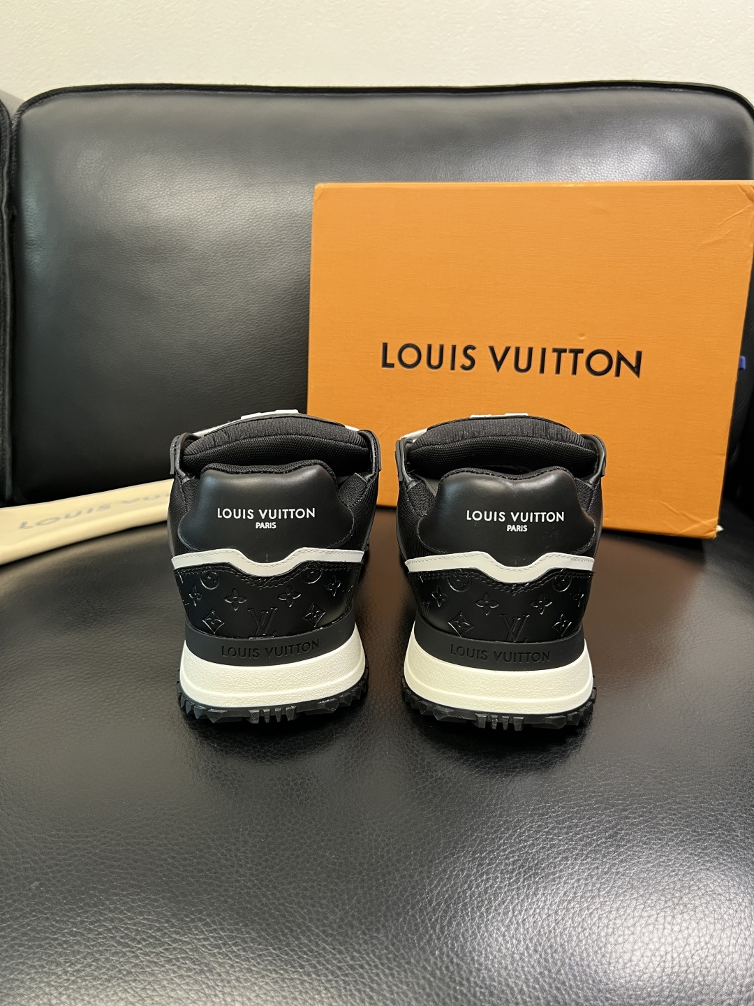 Lv 高品质 顶级工艺品 路易威登，运动板鞋专柜同步原厂配置，鞋面意大利进口牛皮面料，进口网布里垫柔软舒