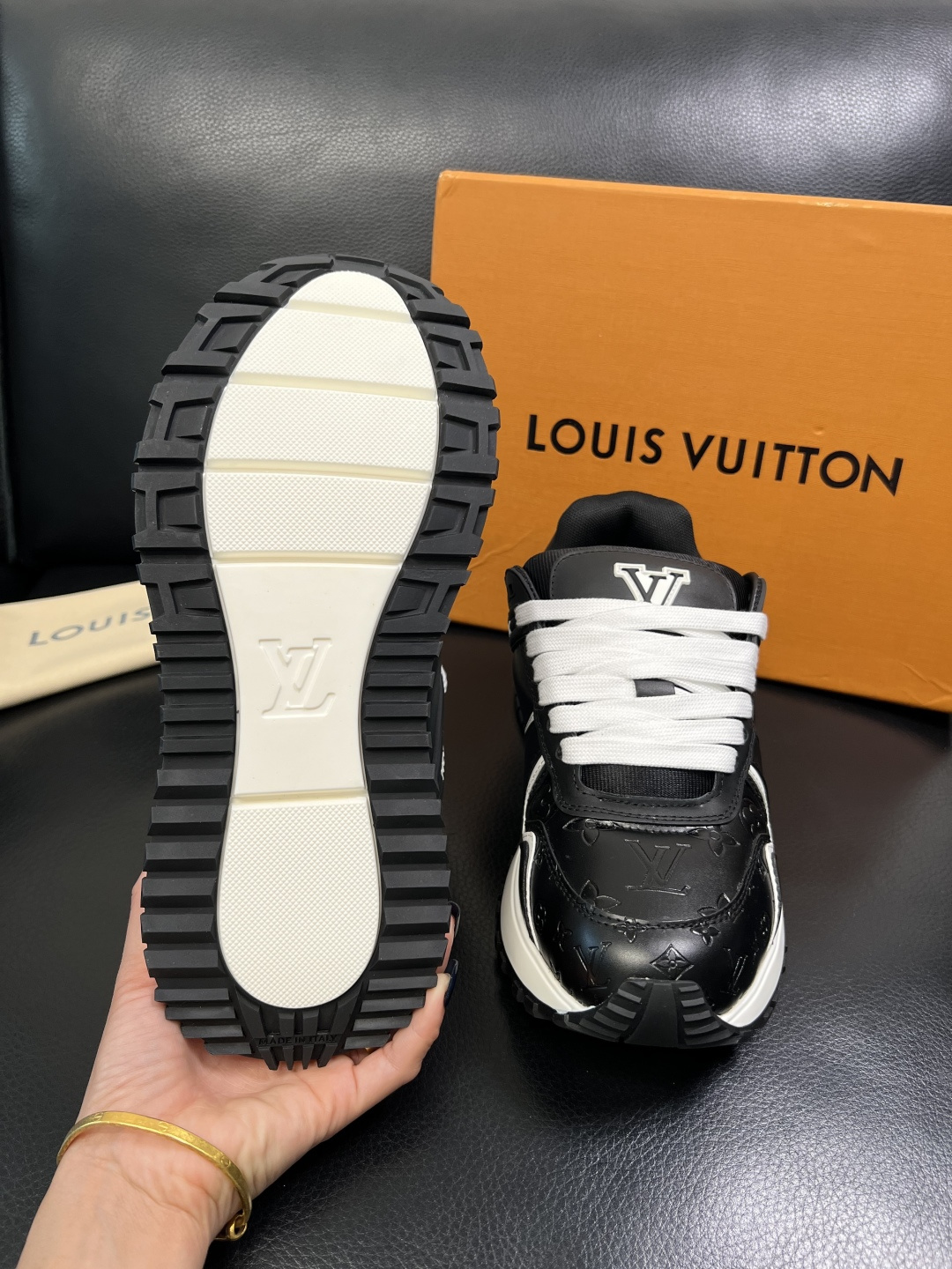 Lv 高品质 顶级工艺品 路易威登，运动板鞋专柜同步原厂配置，鞋面意大利进口牛皮面料，进口网布里垫柔软舒