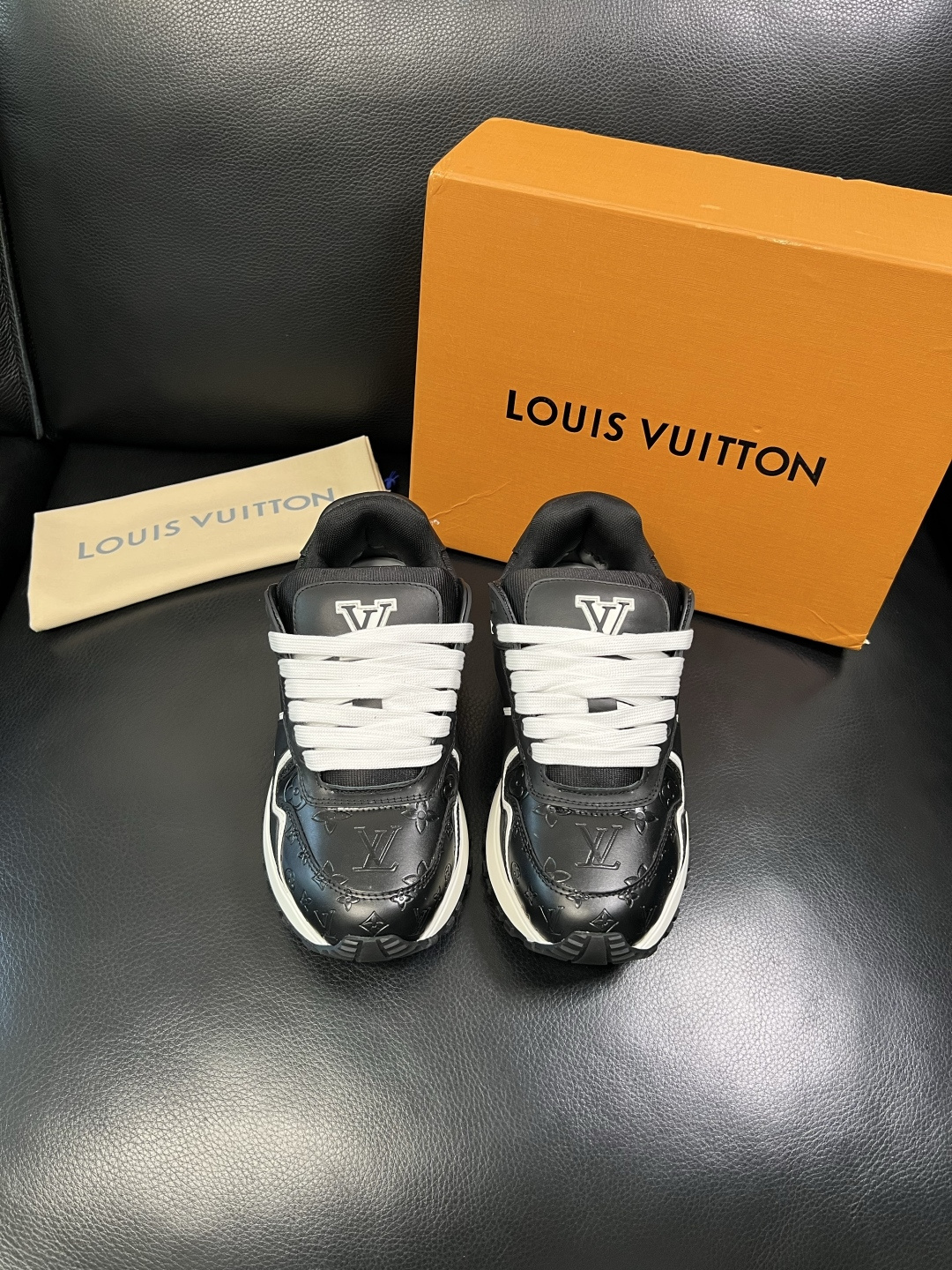 Lv 高品质 顶级工艺品 路易威登，运动板鞋专柜同步原厂配置，鞋面意大利进口牛皮面料，进口网布里垫柔软舒