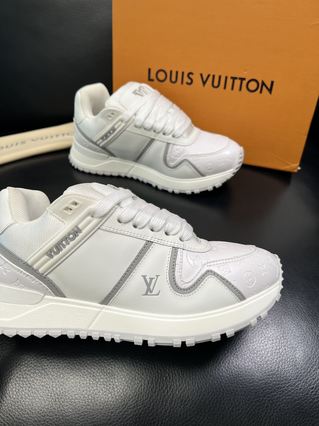 Lv 高品质 顶级工艺品 路易威登，运动板鞋专柜同步原厂配置，鞋面意大利进口牛皮面料，进口网布里垫柔软舒