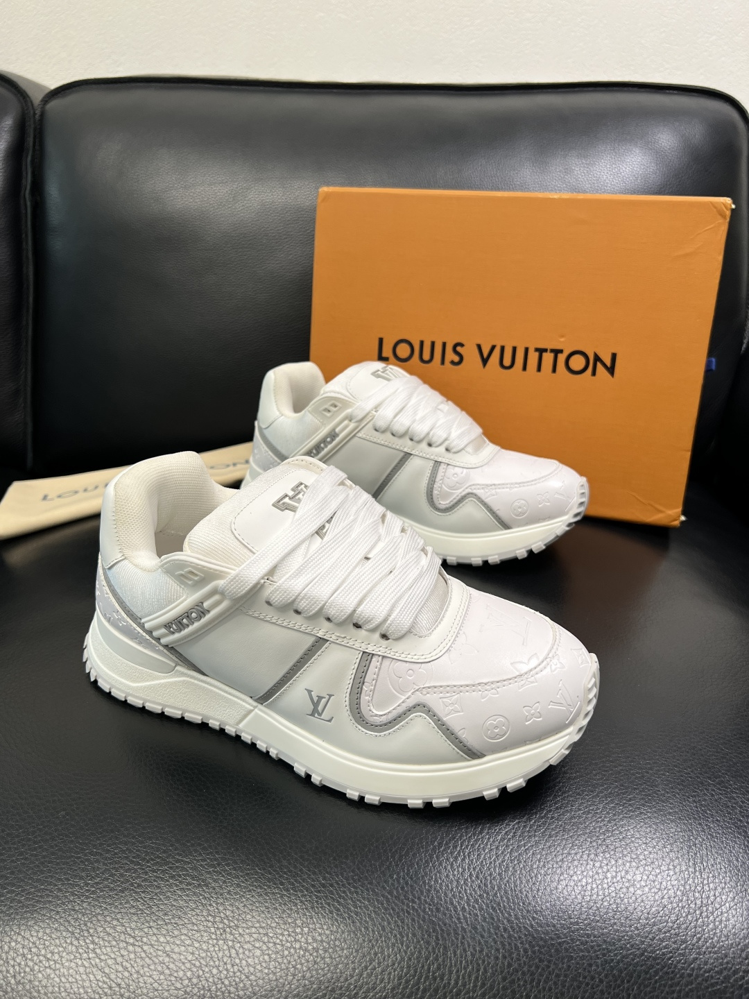 NO:575188,Lv high-quality top crafts Louis Vuitton, sports sneakers counter synchronized with original factory configuration, uppers imported from Italy cowhide fabric, imported mesh padding soft and comfortable, soles specially provided by the original factory, TPU exclusive movable molded soles super comfortable, original factory follow-up goods, code number 39-44 (customized 38 45),, louis vuitton, louis vuitton, cowhide19860909Lv 高品质 顶级工艺品 路易威登,运动板鞋专柜同步原厂配置,鞋面意大利进口牛皮面料,进口网布里垫柔软舒适,鞋底原厂特供原版底,TPU独家活动成型底超级舒适,原厂跟单货,码数 39-44（订做38 45）,,louis vuitton,louis vuitton,cowhide,Men's shoes