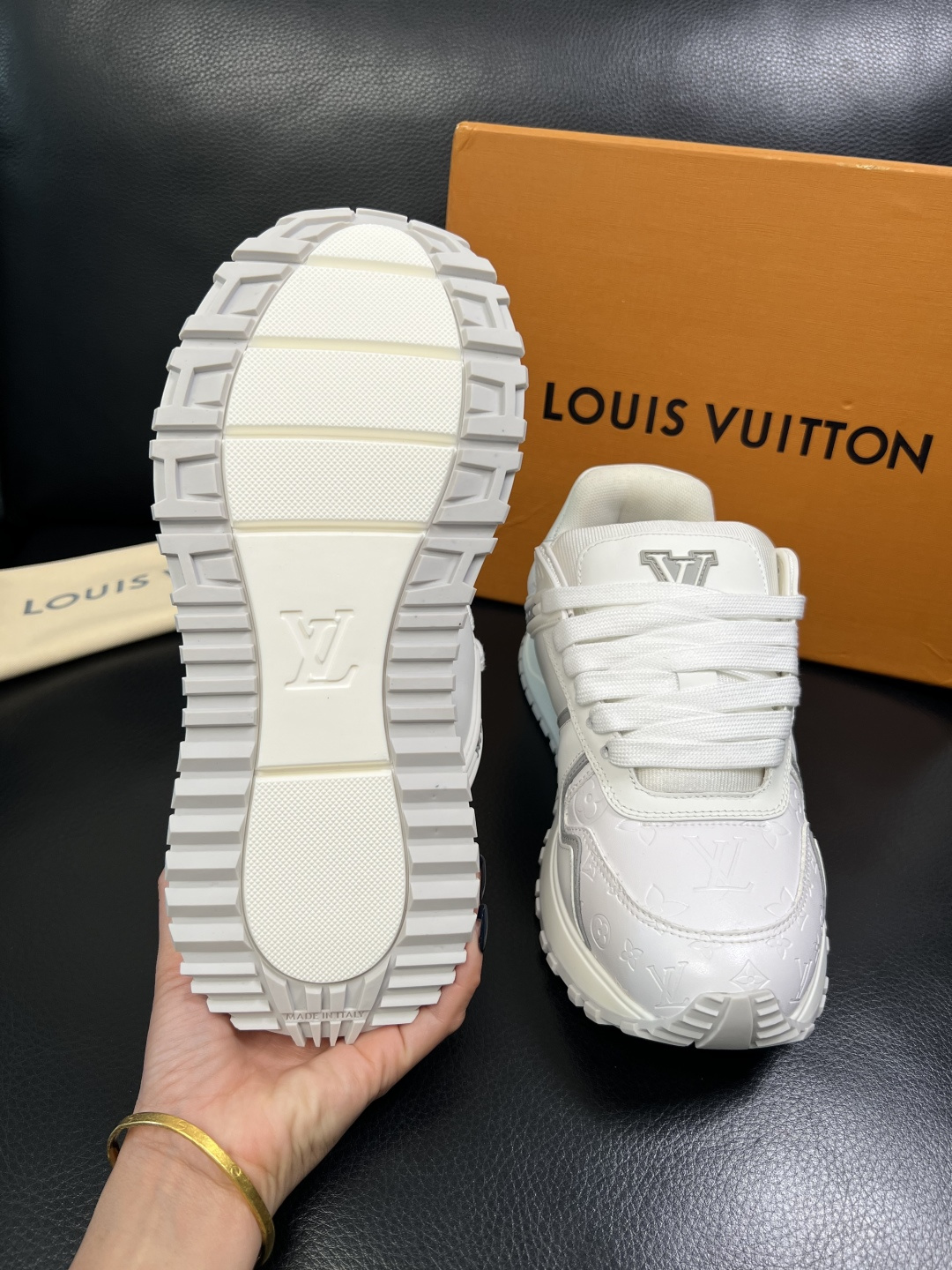 Lv 高品质 顶级工艺品 路易威登，运动板鞋专柜同步原厂配置，鞋面意大利进口牛皮面料，进口网布里垫柔软舒