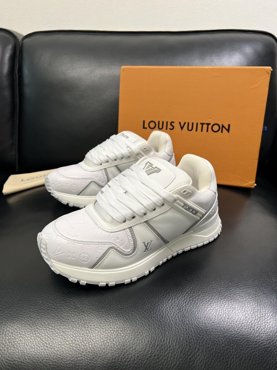 Lv 高品质 顶级工艺品 路易威登，运动板鞋专柜同步原厂配置，鞋面意大利进口牛皮面料，进口网布里垫柔软舒