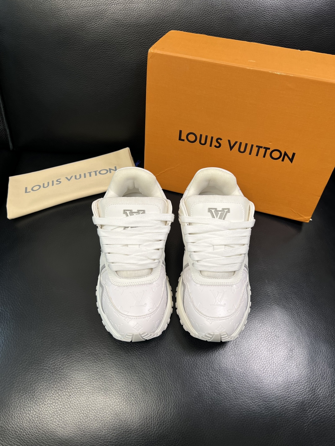 Lv 高品质 顶级工艺品 路易威登，运动板鞋专柜同步原厂配置，鞋面意大利进口牛皮面料，进口网布里垫柔软舒