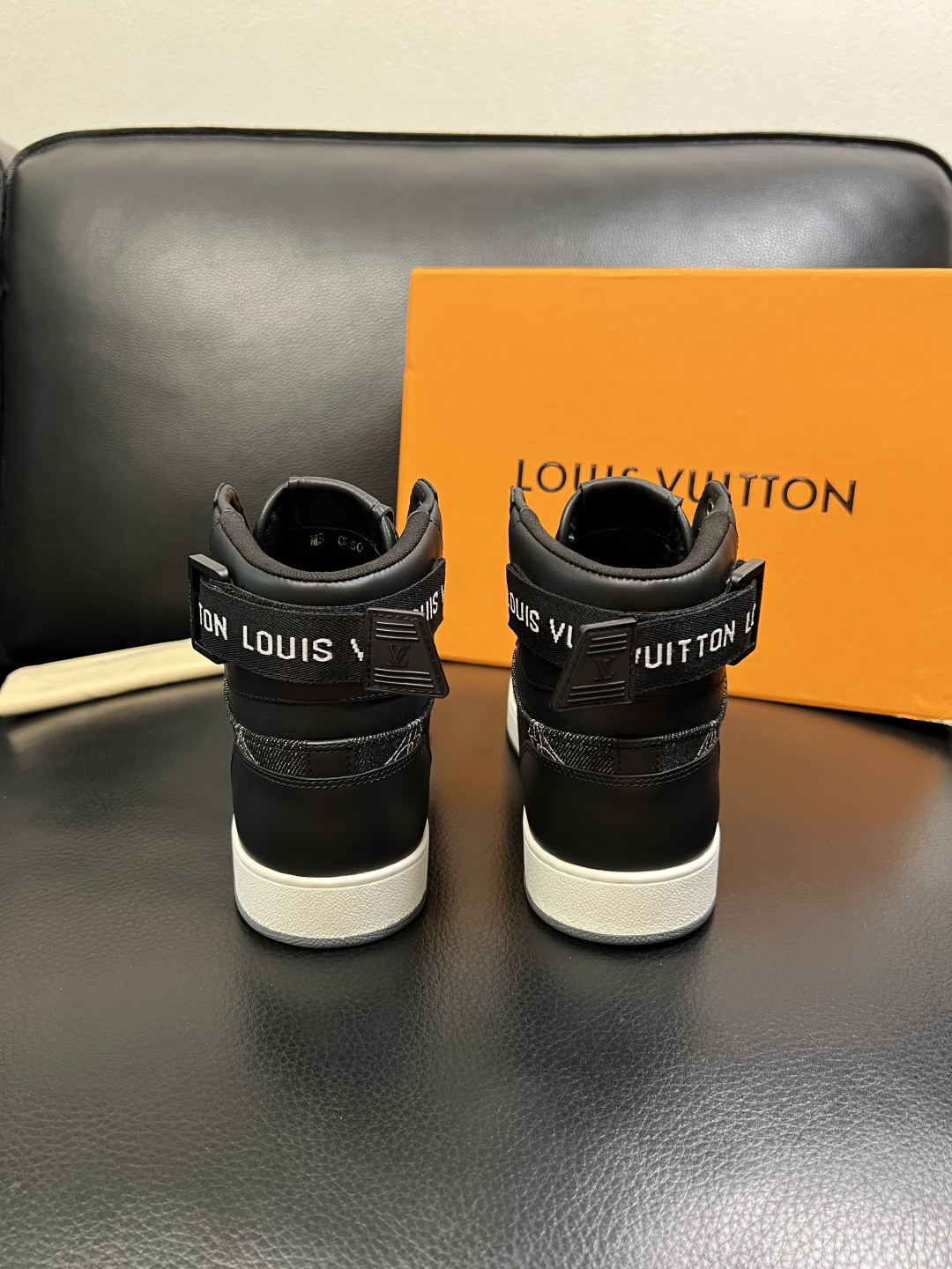 Lv 高品质 顶级工艺品 路易威登，专柜同步原厂配置，鞋面意大利进口牛皮拼布面料，进口水染牛皮垫网里柔软