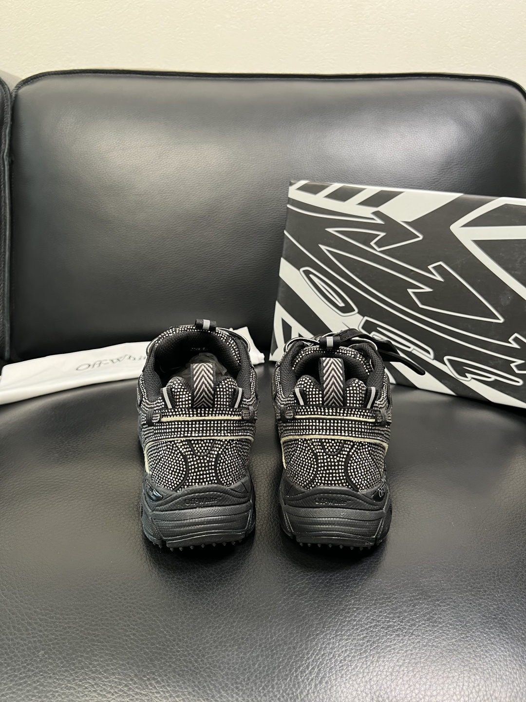 off-white 高品质 顶级工艺品 专柜同步原厂配置，鞋面意大利进口烫钻面料，进口水染牛皮垫网里柔软