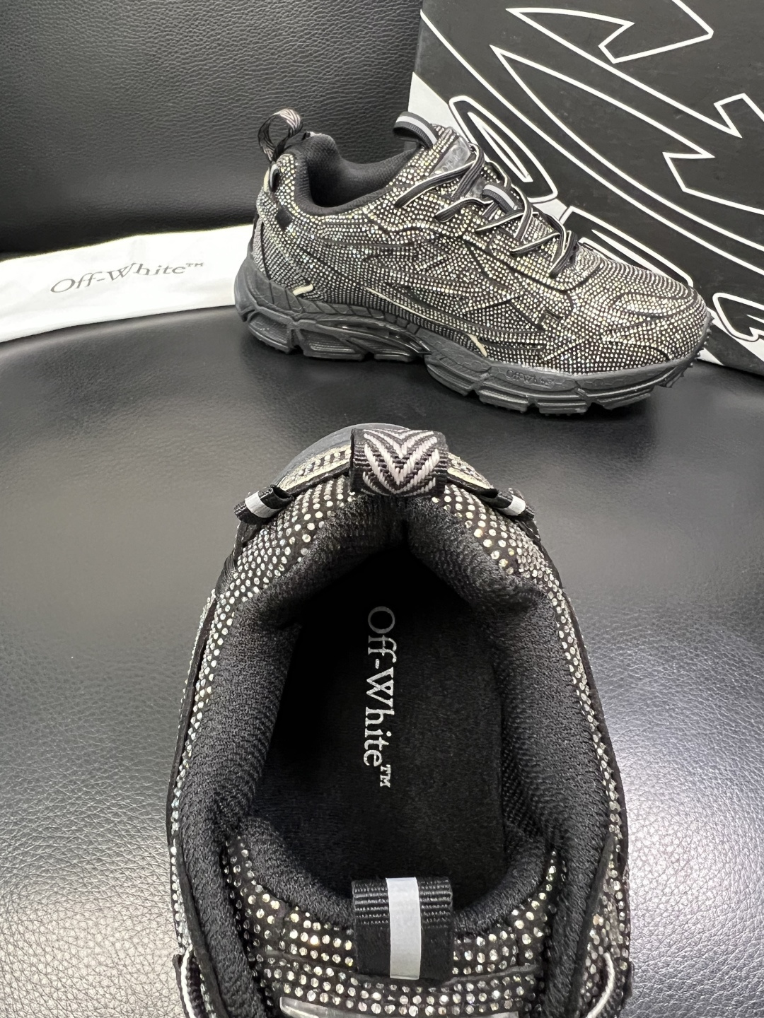 off-white 高品质 顶级工艺品 专柜同步原厂配置，鞋面意大利进口烫钻面料，进口水染牛皮垫网里柔软