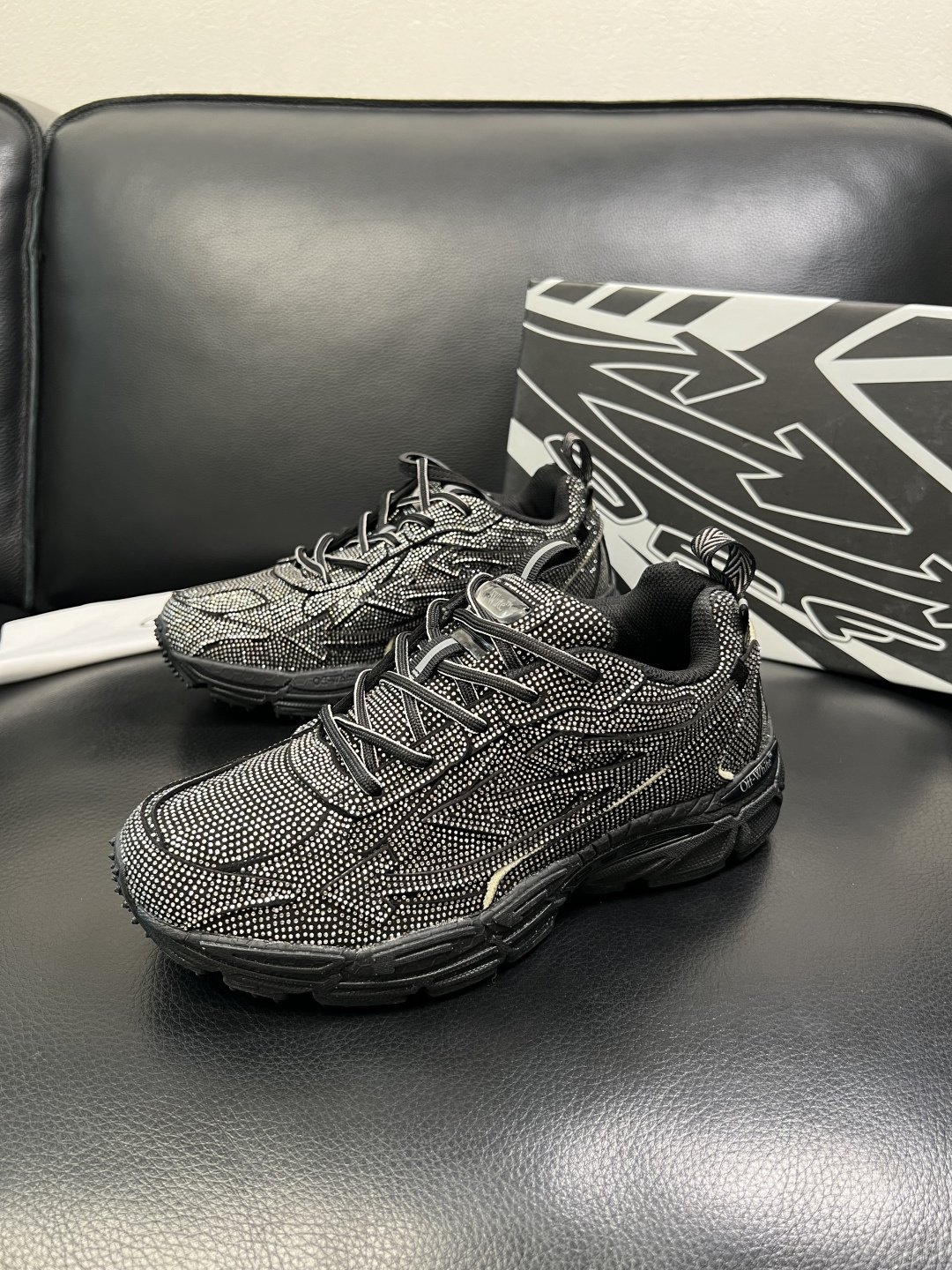 off-white 高品质 顶级工艺品 专柜同步原厂配置，鞋面意大利进口烫钻面料，进口水染牛皮垫网里柔软