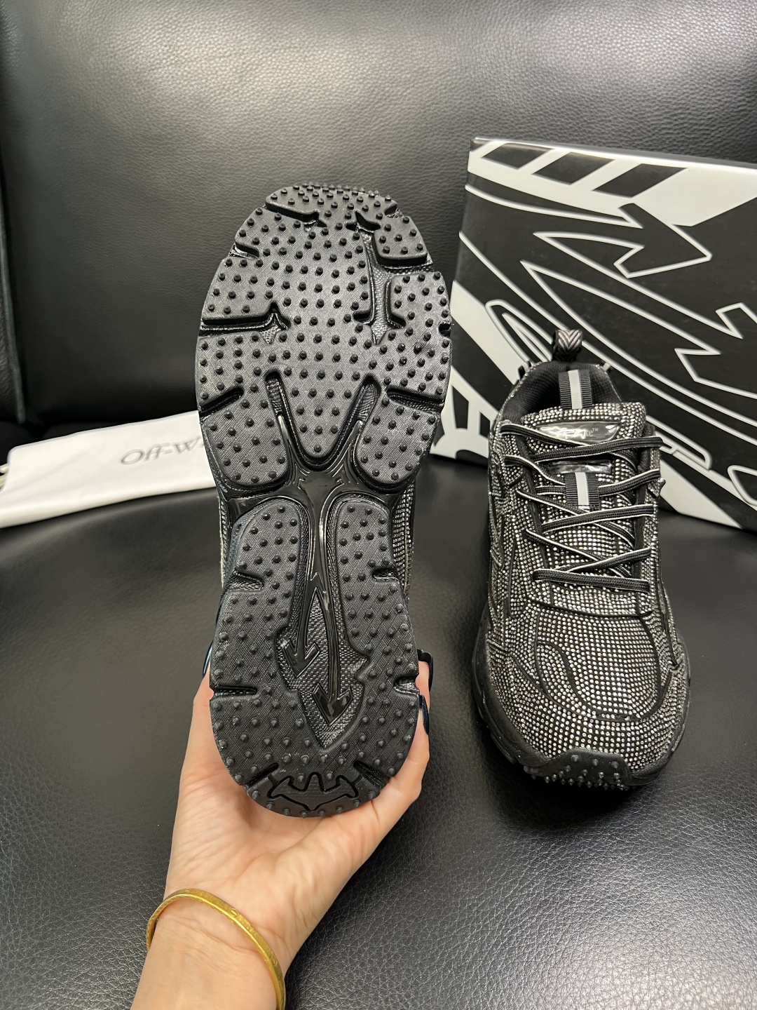 off-white 高品质 顶级工艺品 专柜同步原厂配置，鞋面意大利进口烫钻面料，进口水染牛皮垫网里柔软