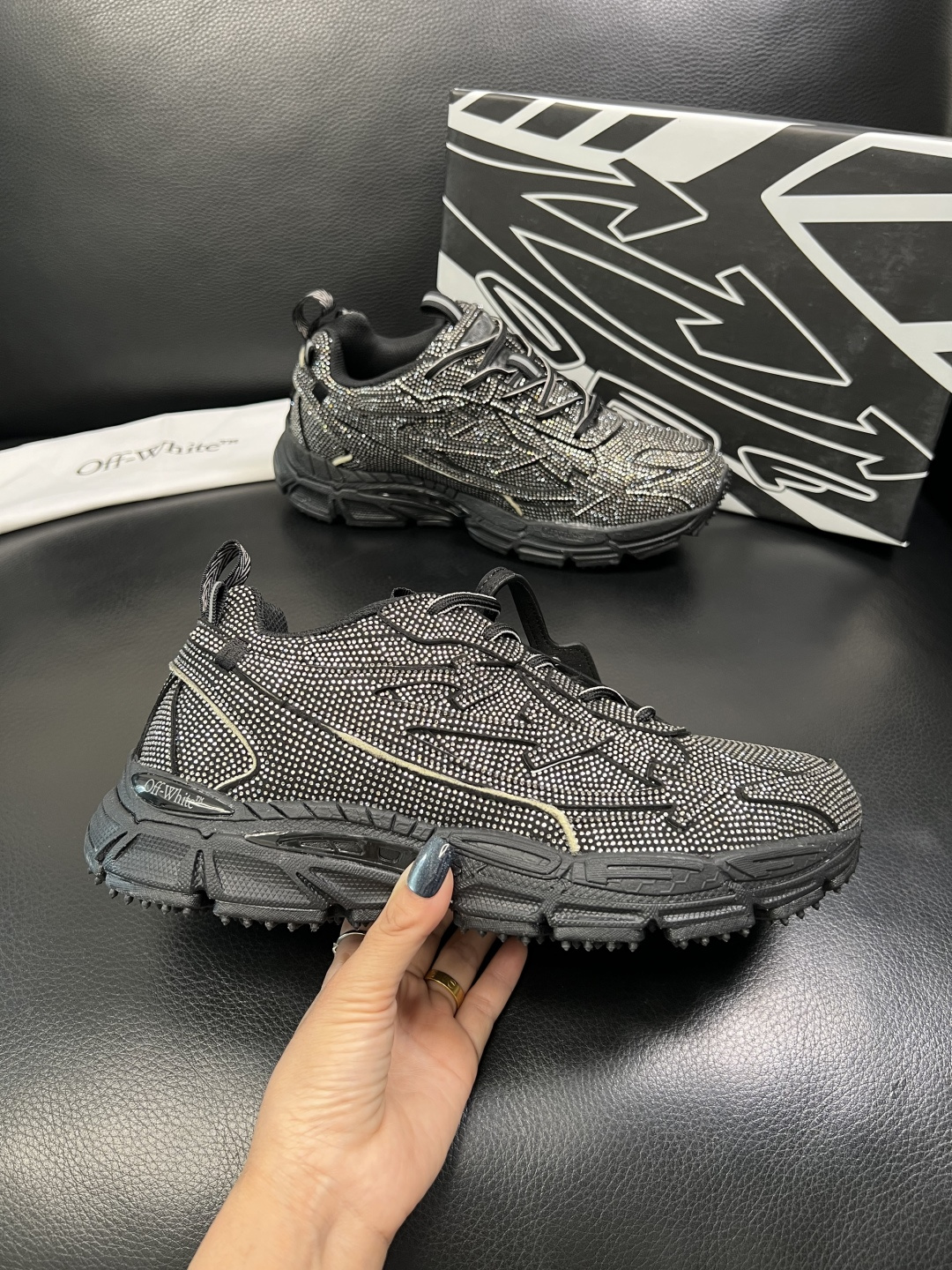 off-white 高品质 顶级工艺品 专柜同步原厂配置，鞋面意大利进口烫钻面料，进口水染牛皮垫网里柔软