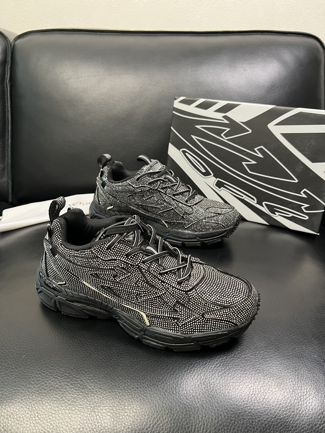 off-white 高品质 顶级工艺品 专柜同步原厂配置，鞋面意大利进口烫钻面料，进口水染牛皮垫网里柔软