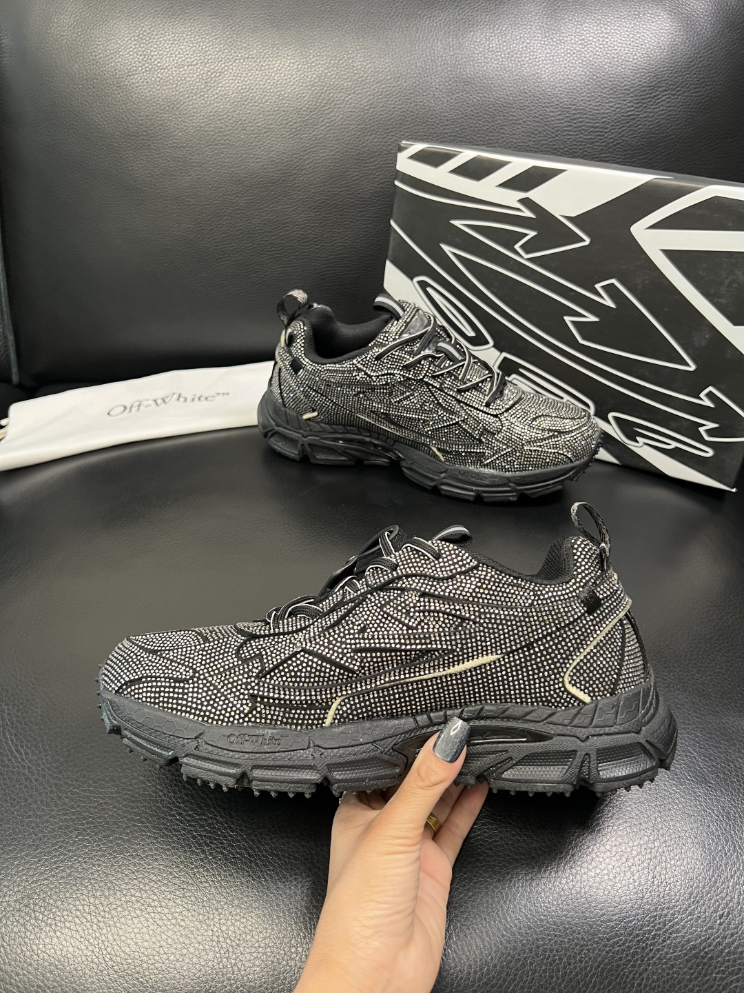 off-white 高品质 顶级工艺品 专柜同步原厂配置，鞋面意大利进口烫钻面料，进口水染牛皮垫网里柔软