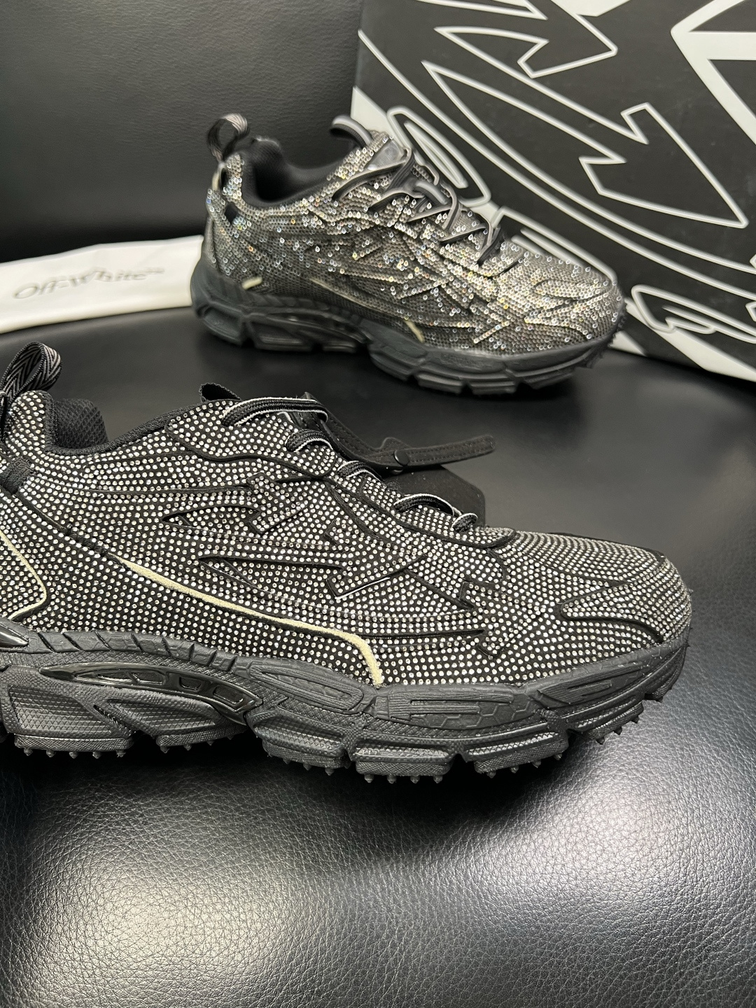 off-white 高品质 顶级工艺品 专柜同步原厂配置，鞋面意大利进口烫钻面料，进口水染牛皮垫网里柔软