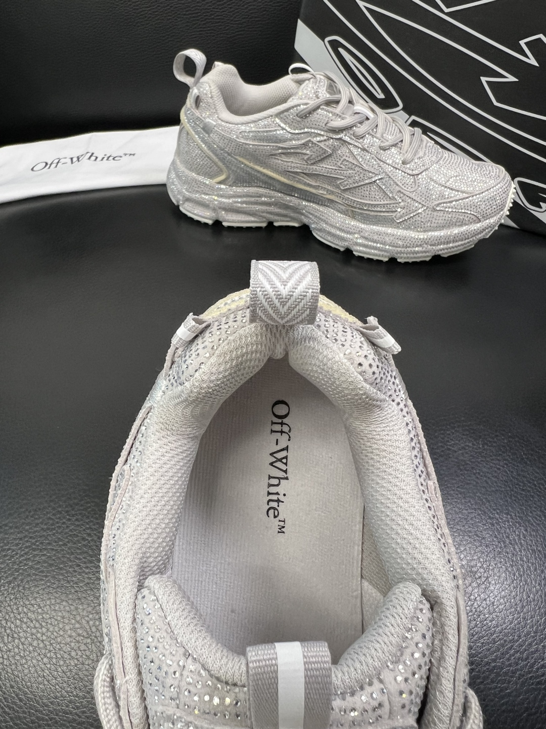 off-white 高品质 顶级工艺品 专柜同步原厂配置，鞋面意大利进口烫钻面料，进口水染牛皮垫网里柔软