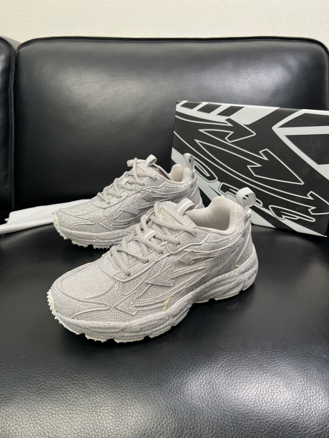 off-white 高品质 顶级工艺品 专柜同步原厂配置，鞋面意大利进口烫钻面料，进口水染牛皮垫网里柔软