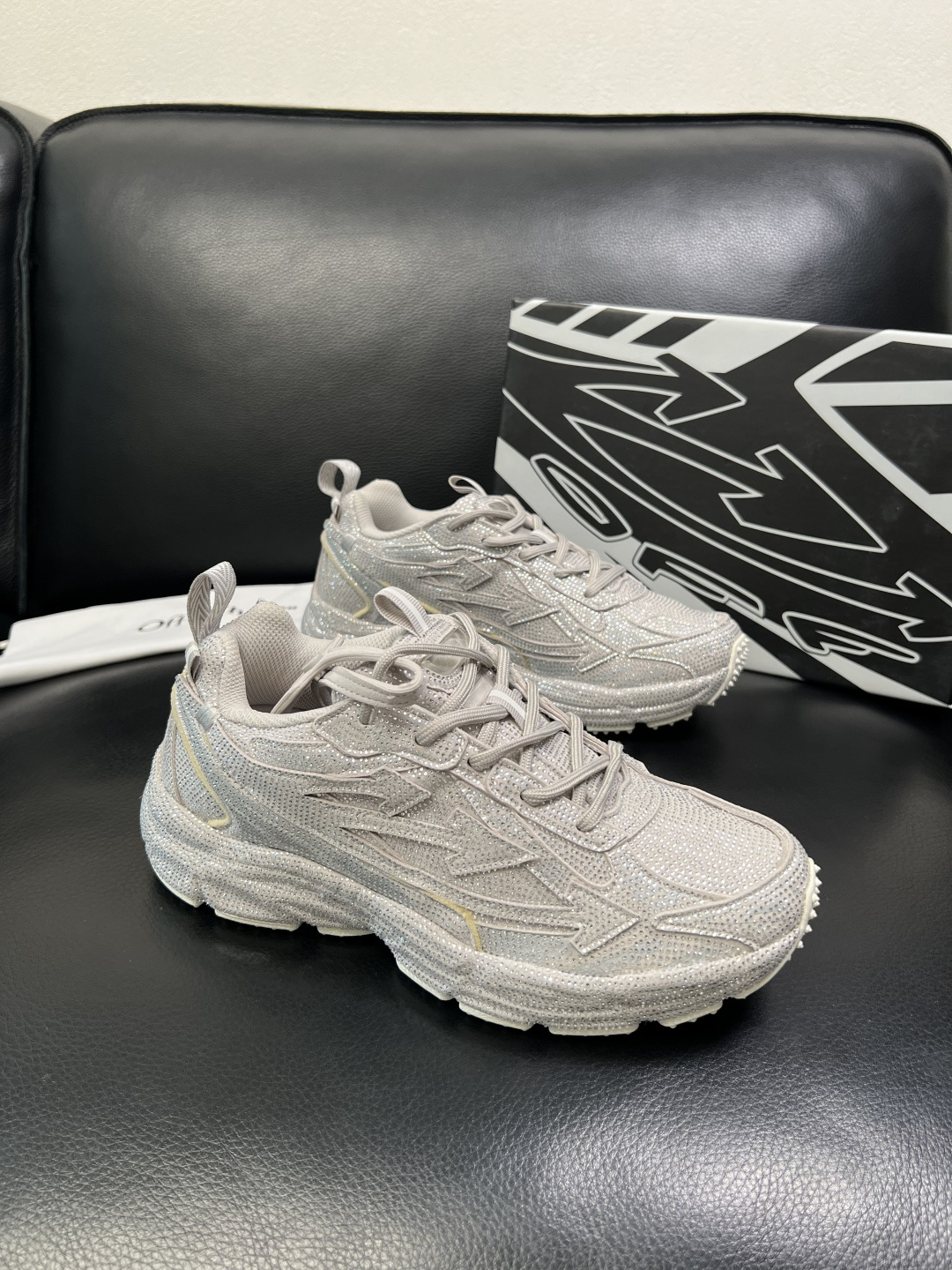 off-white 高品质 顶级工艺品 专柜同步原厂配置，鞋面意大利进口烫钻面料，进口水染牛皮垫网里柔软