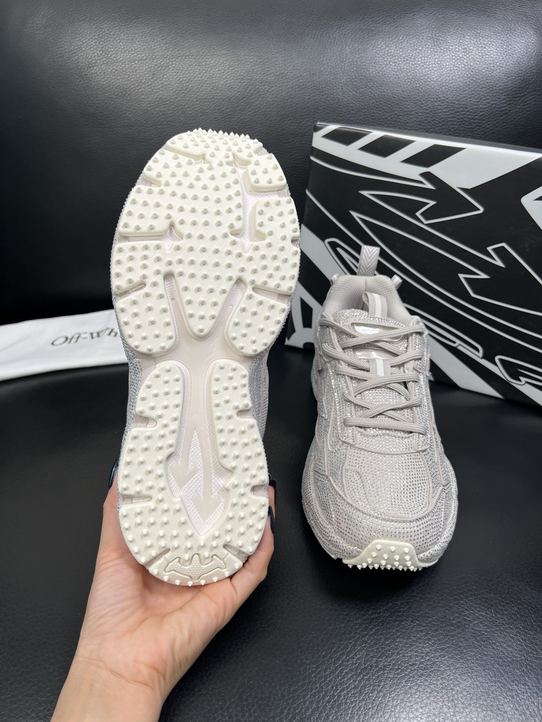 off-white 高品质 顶级工艺品 专柜同步原厂配置，鞋面意大利进口烫钻面料，进口水染牛皮垫网里柔软