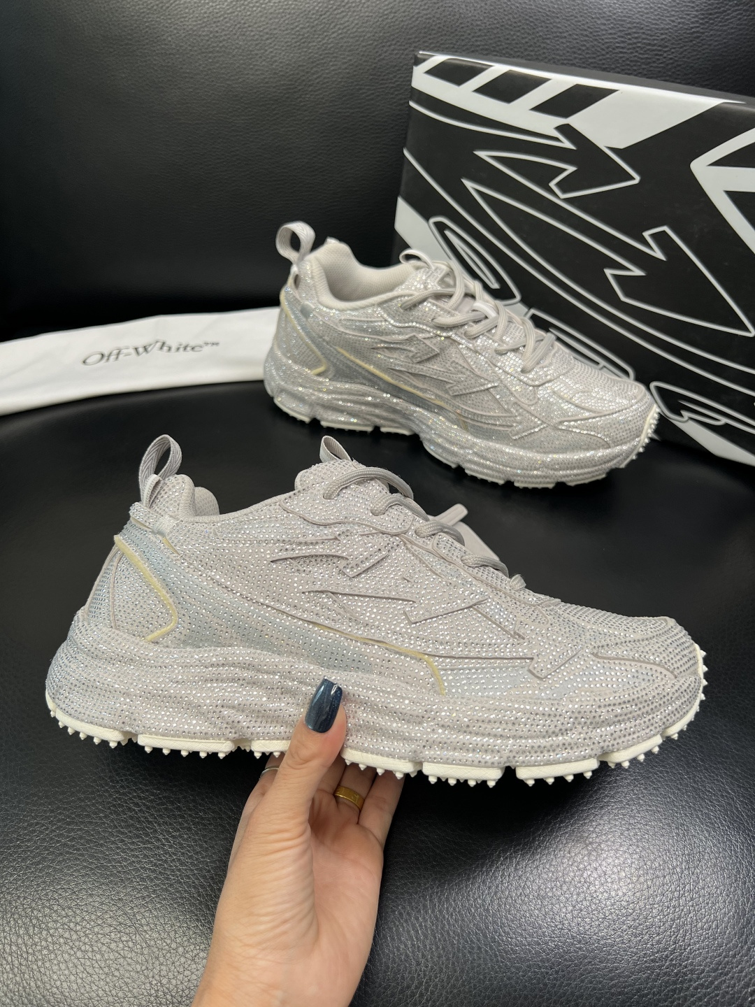 off-white 高品质 顶级工艺品 专柜同步原厂配置，鞋面意大利进口烫钻面料，进口水染牛皮垫网里柔软