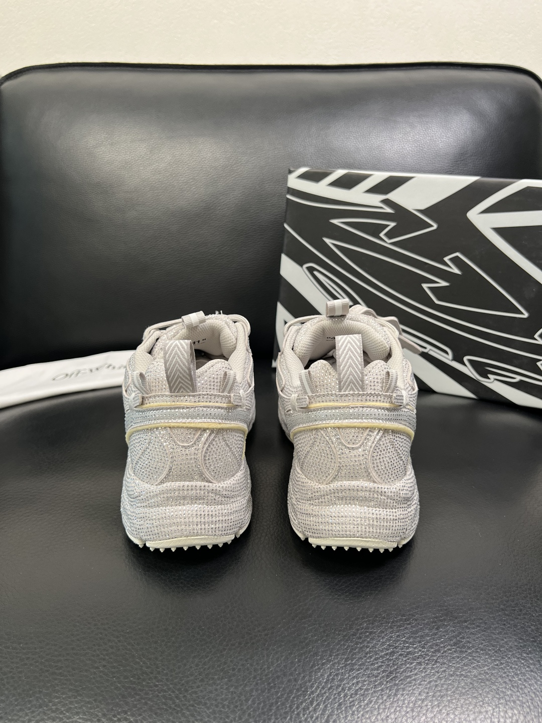 off-white 高品质 顶级工艺品 专柜同步原厂配置，鞋面意大利进口烫钻面料，进口水染牛皮垫网里柔软