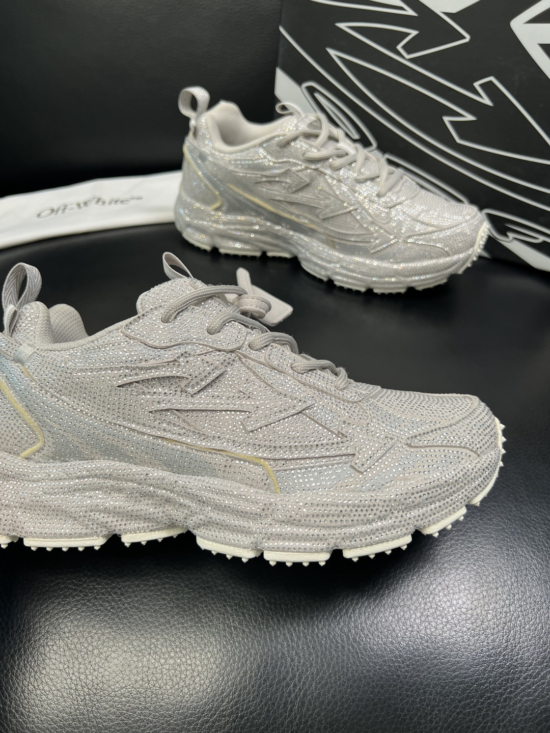 off-white 高品质 顶级工艺品 专柜同步原厂配置，鞋面意大利进口烫钻面料，进口水染牛皮垫网里柔软