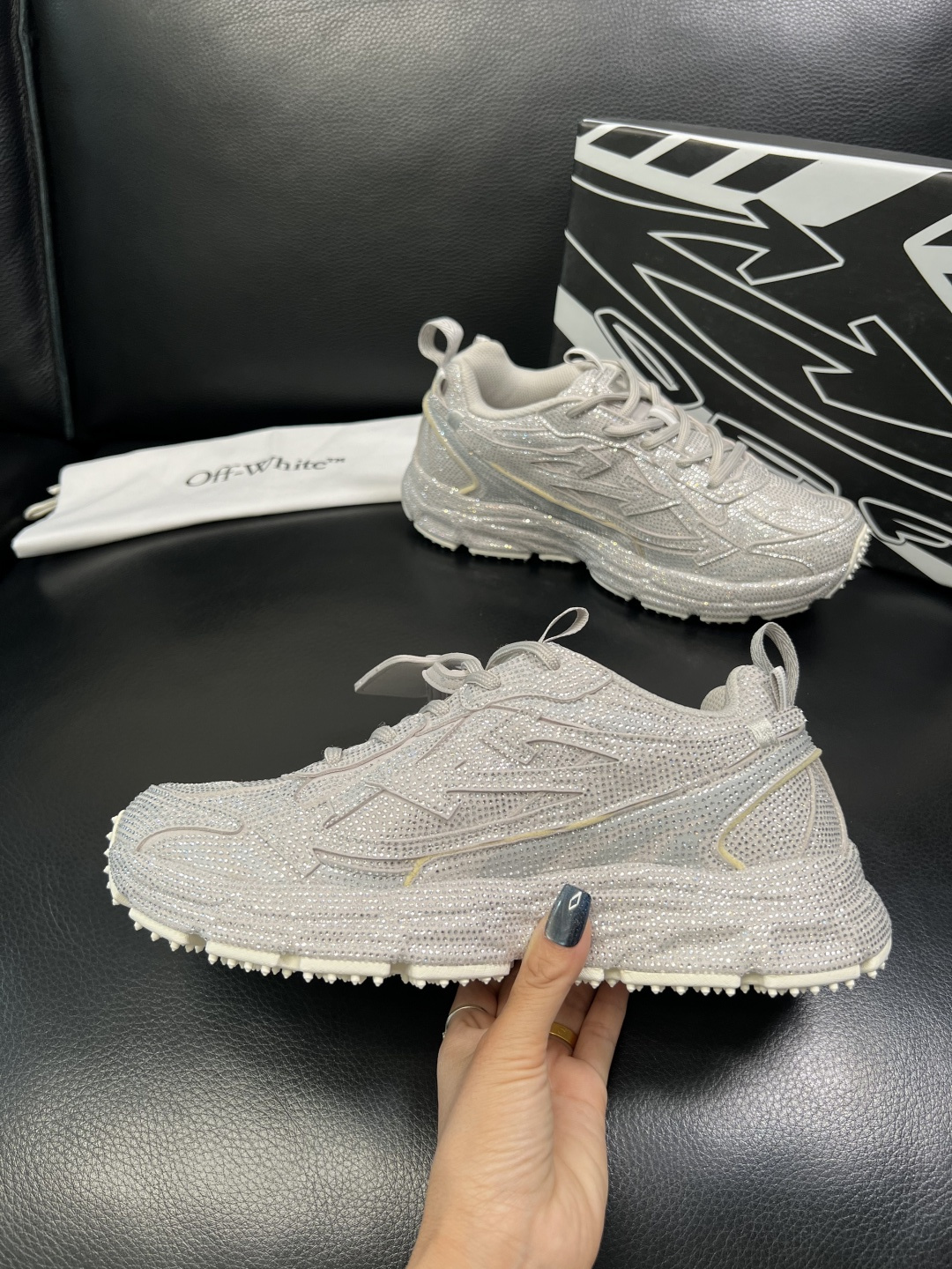 off-white 高品质 顶级工艺品 专柜同步原厂配置，鞋面意大利进口烫钻面料，进口水染牛皮垫网里柔软