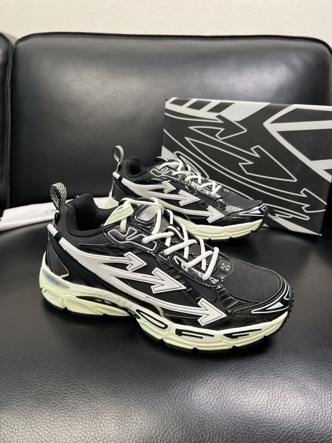 off-white 高品质 顶级工艺品 专柜同步原厂配置，鞋面意大利进口面料，进口水染牛皮垫网里柔软舒适