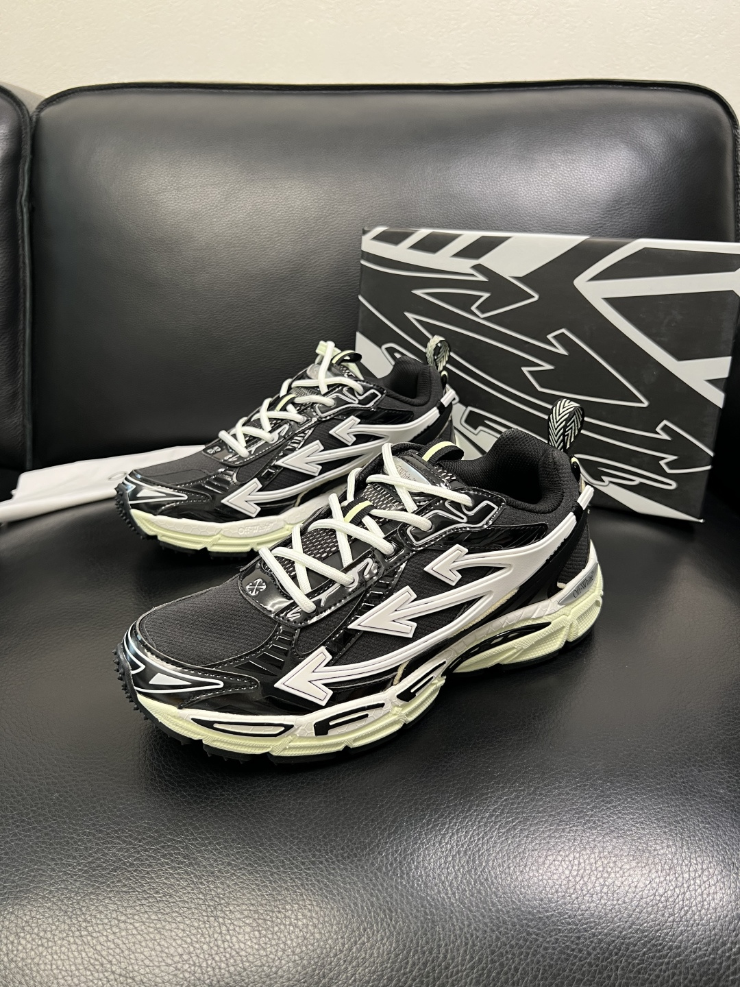 off-white 高品质 顶级工艺品 专柜同步原厂配置，鞋面意大利进口面料，进口水染牛皮垫网里柔软舒适