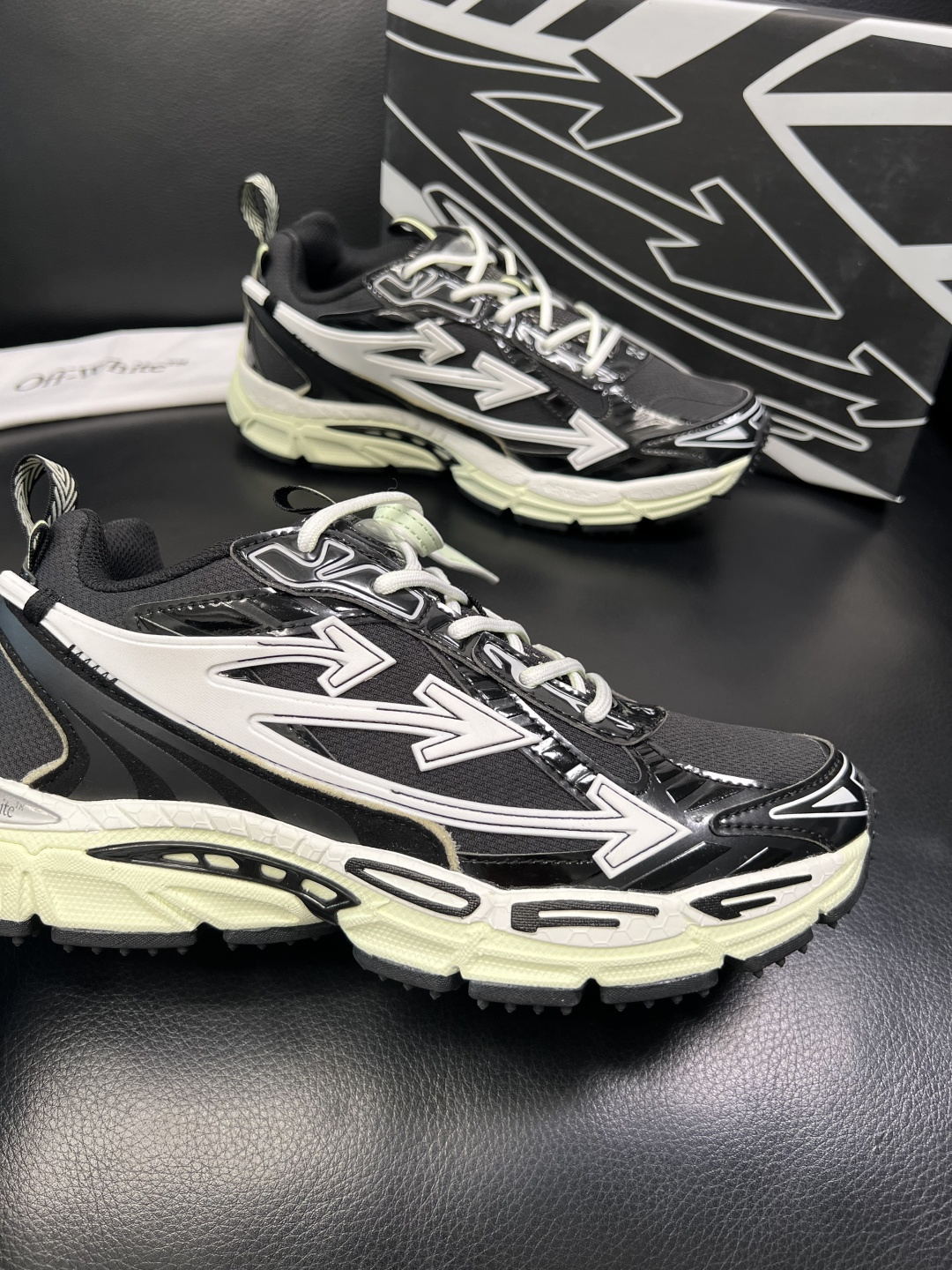 off-white 高品质 顶级工艺品 专柜同步原厂配置，鞋面意大利进口面料，进口水染牛皮垫网里柔软舒适