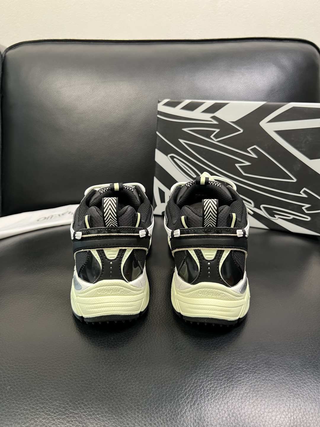 off-white 高品质 顶级工艺品 专柜同步原厂配置，鞋面意大利进口面料，进口水染牛皮垫网里柔软舒适