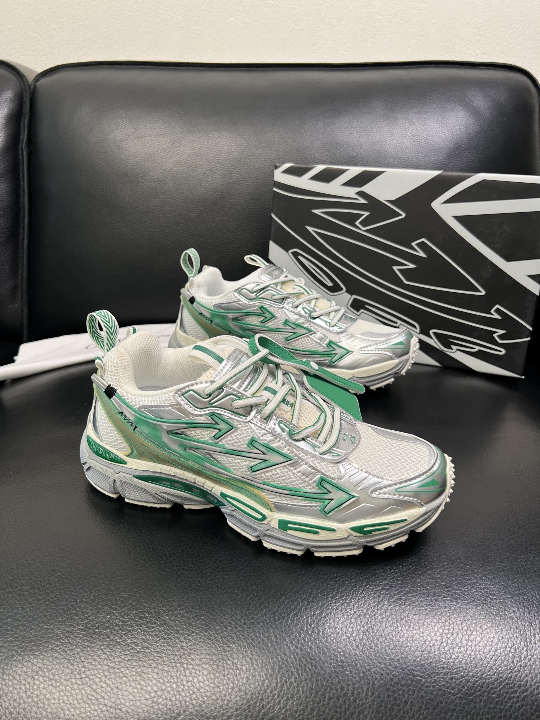 off-white 高品质 顶级工艺品 专柜同步原厂配置，鞋面意大利进口面料，进口水染牛皮垫网里柔软舒适