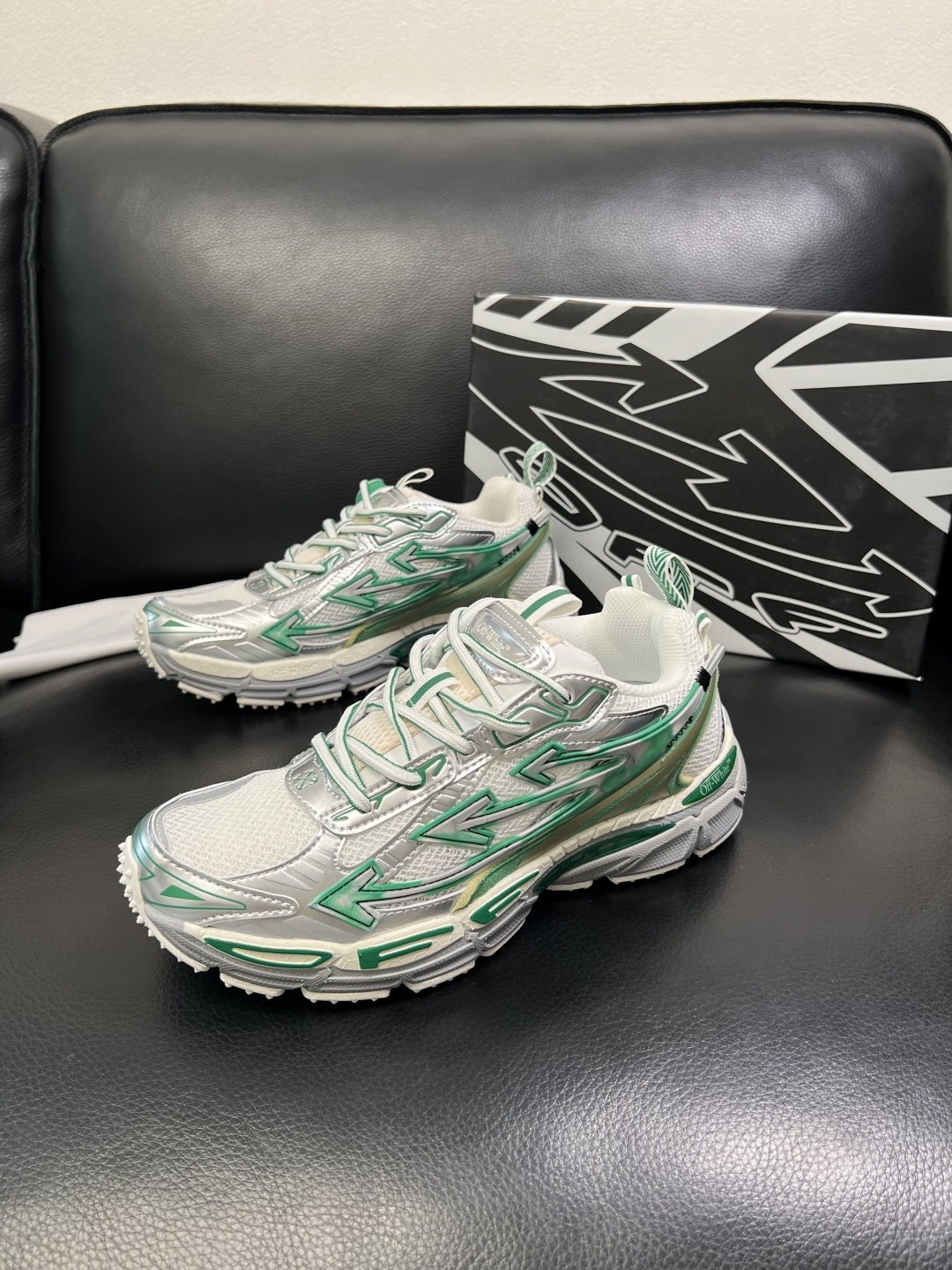 off-white 高品质 顶级工艺品 专柜同步原厂配置，鞋面意大利进口面料，进口水染牛皮垫网里柔软舒适