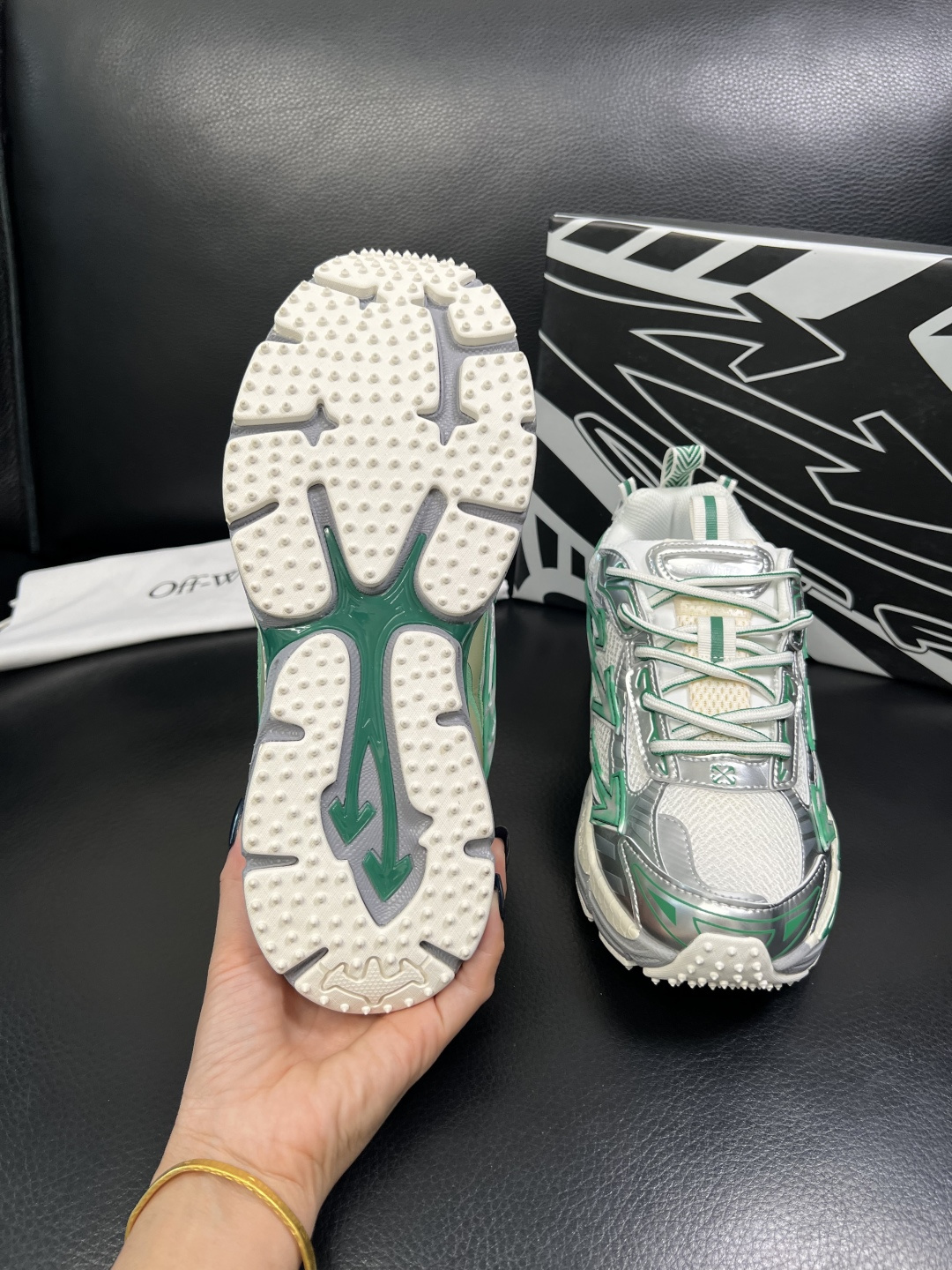 off-white 高品质 顶级工艺品 专柜同步原厂配置，鞋面意大利进口面料，进口水染牛皮垫网里柔软舒适