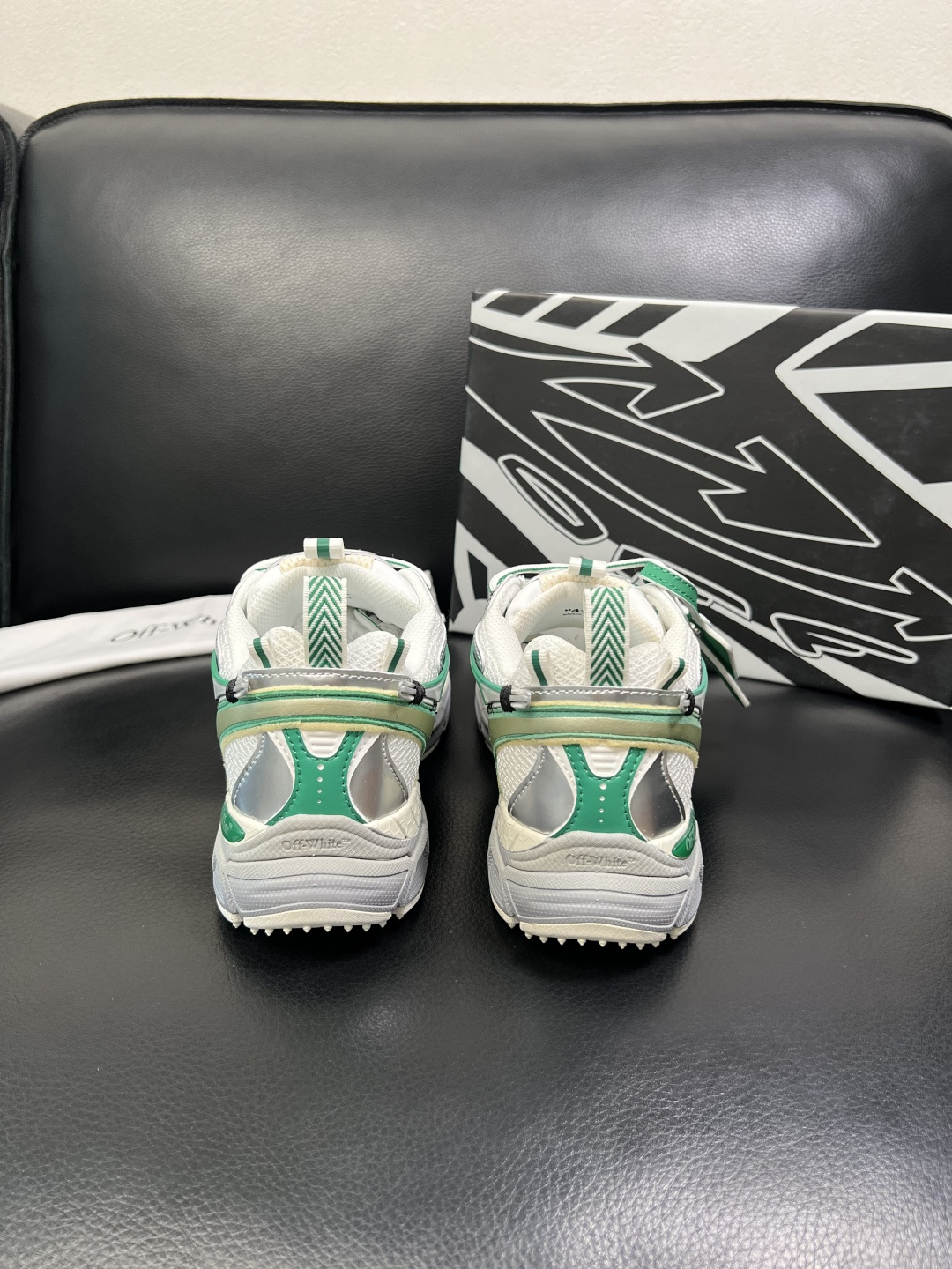 off-white 高品质 顶级工艺品 专柜同步原厂配置，鞋面意大利进口面料，进口水染牛皮垫网里柔软舒适