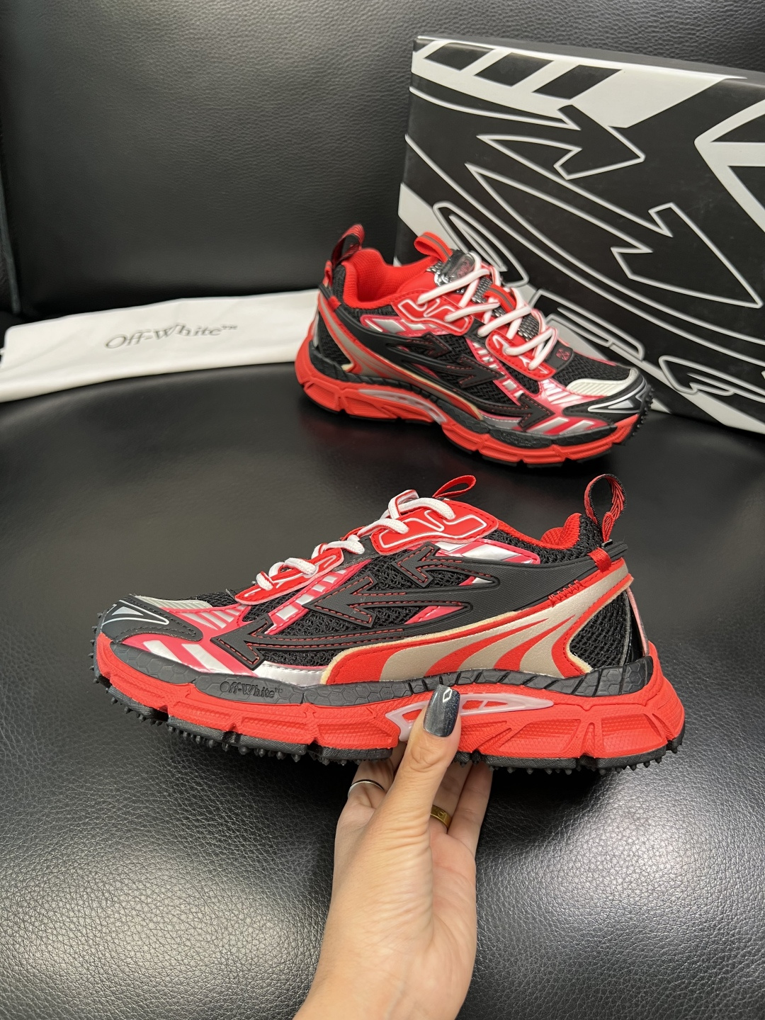 off-white 高品质 顶级工艺品 专柜同步原厂配置，鞋面意大利进口面料，进口水染牛皮垫网里柔软舒适