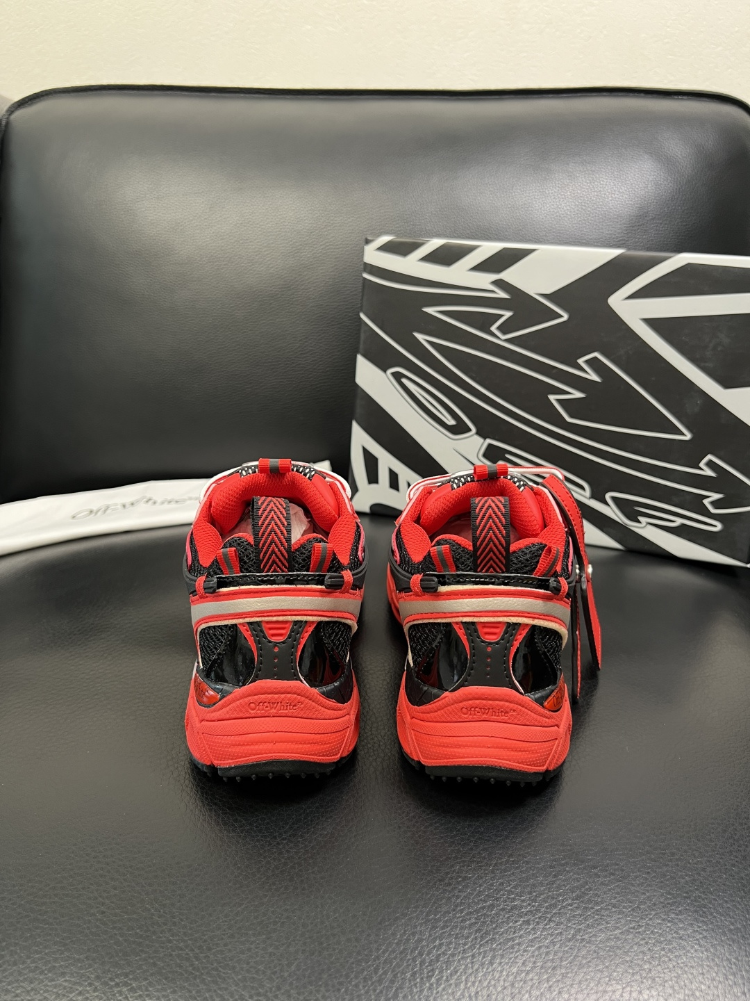 off-white 高品质 顶级工艺品 专柜同步原厂配置，鞋面意大利进口面料，进口水染牛皮垫网里柔软舒适