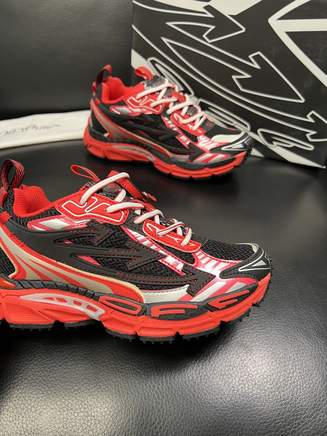 off-white 高品质 顶级工艺品 专柜同步原厂配置，鞋面意大利进口面料，进口水染牛皮垫网里柔软舒适