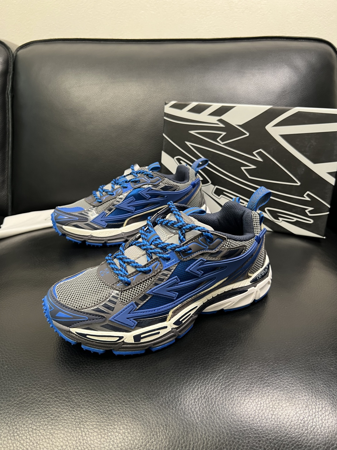 off-white 高品质 顶级工艺品 专柜同步原厂配置，鞋面意大利进口面料，进口水染牛皮垫网里柔软舒适