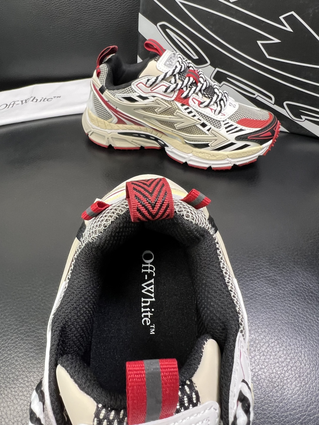 off-white 高品质 顶级工艺品 专柜同步原厂配置，鞋面意大利进口面料，进口水染牛皮垫网里柔软舒适