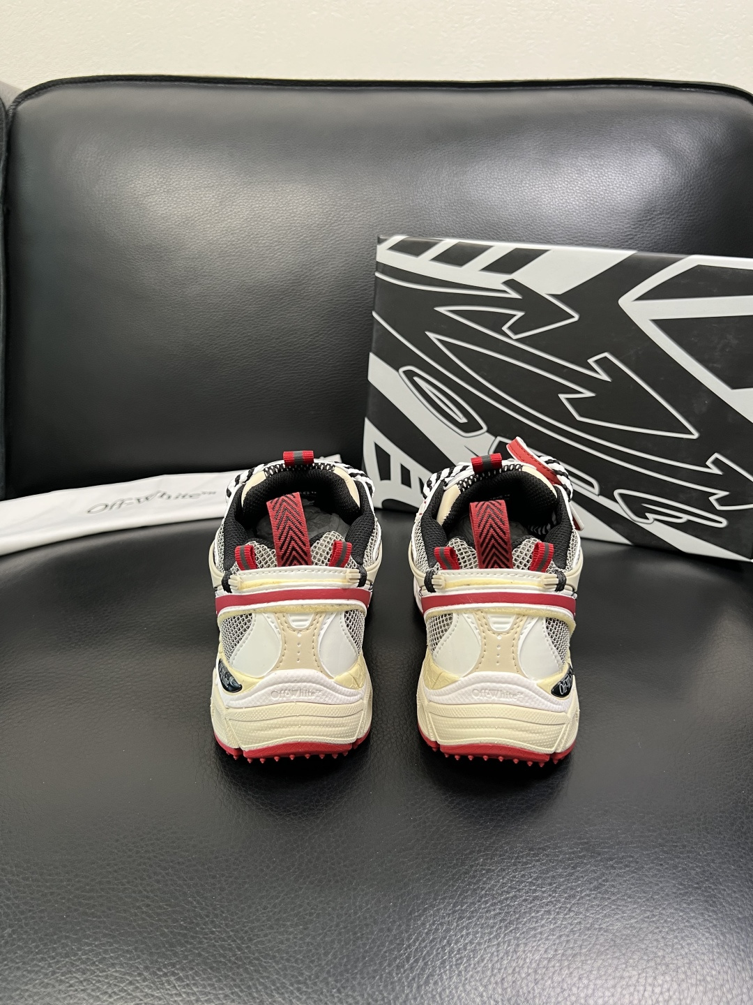 off-white 高品质 顶级工艺品 专柜同步原厂配置，鞋面意大利进口面料，进口水染牛皮垫网里柔软舒适