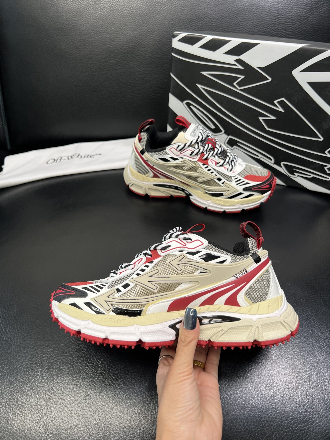 off-white 高品质 顶级工艺品 专柜同步原厂配置，鞋面意大利进口面料，进口水染牛皮垫网里柔软舒适